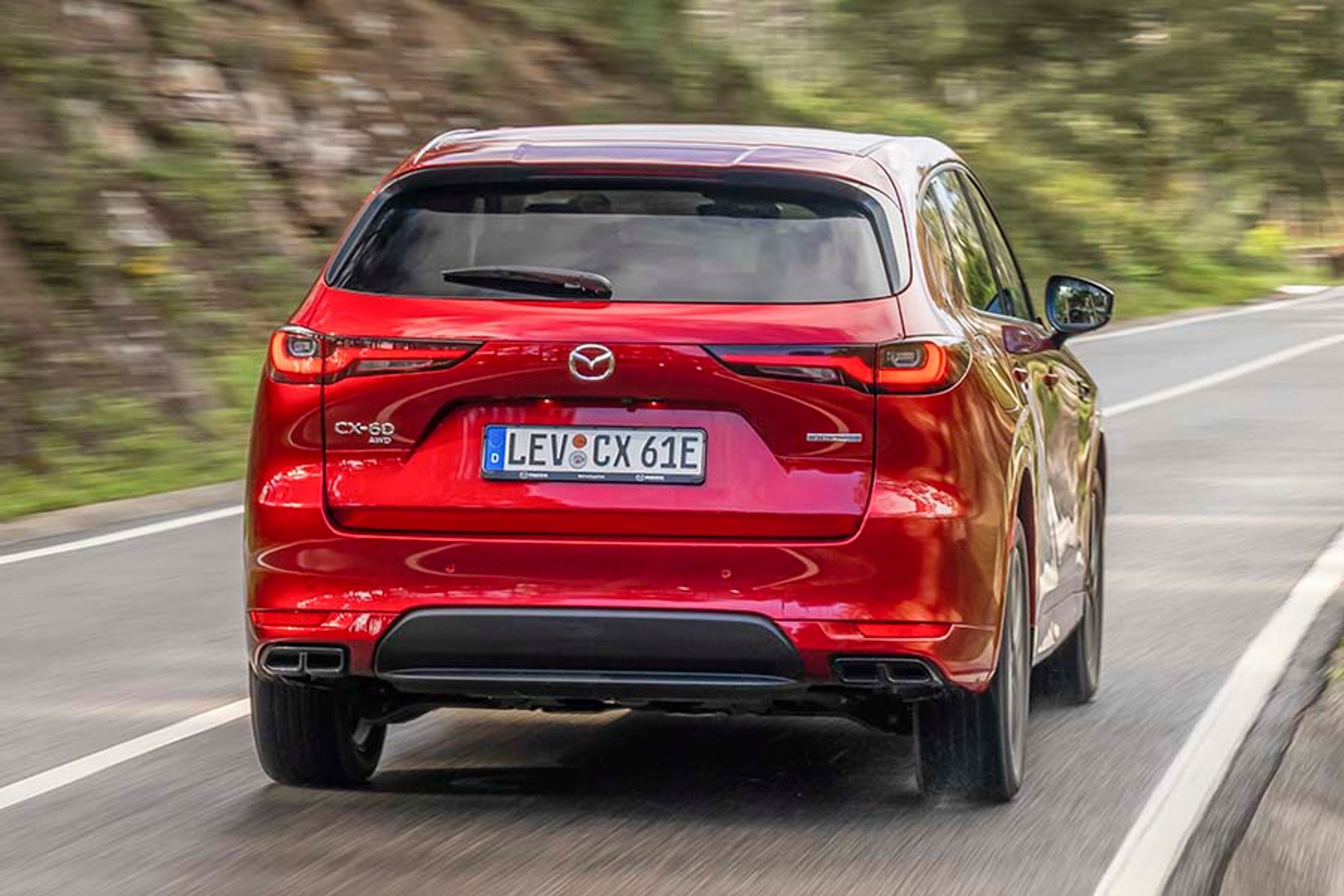 Bagfra er Mazda CX-60 designet på en klassisk måde med vandrette LED-baglygter lige under bagruden. Bagklappen er elektrisk betjent, hvis man tilkøber en udstyrspakke til 22.000 kr.