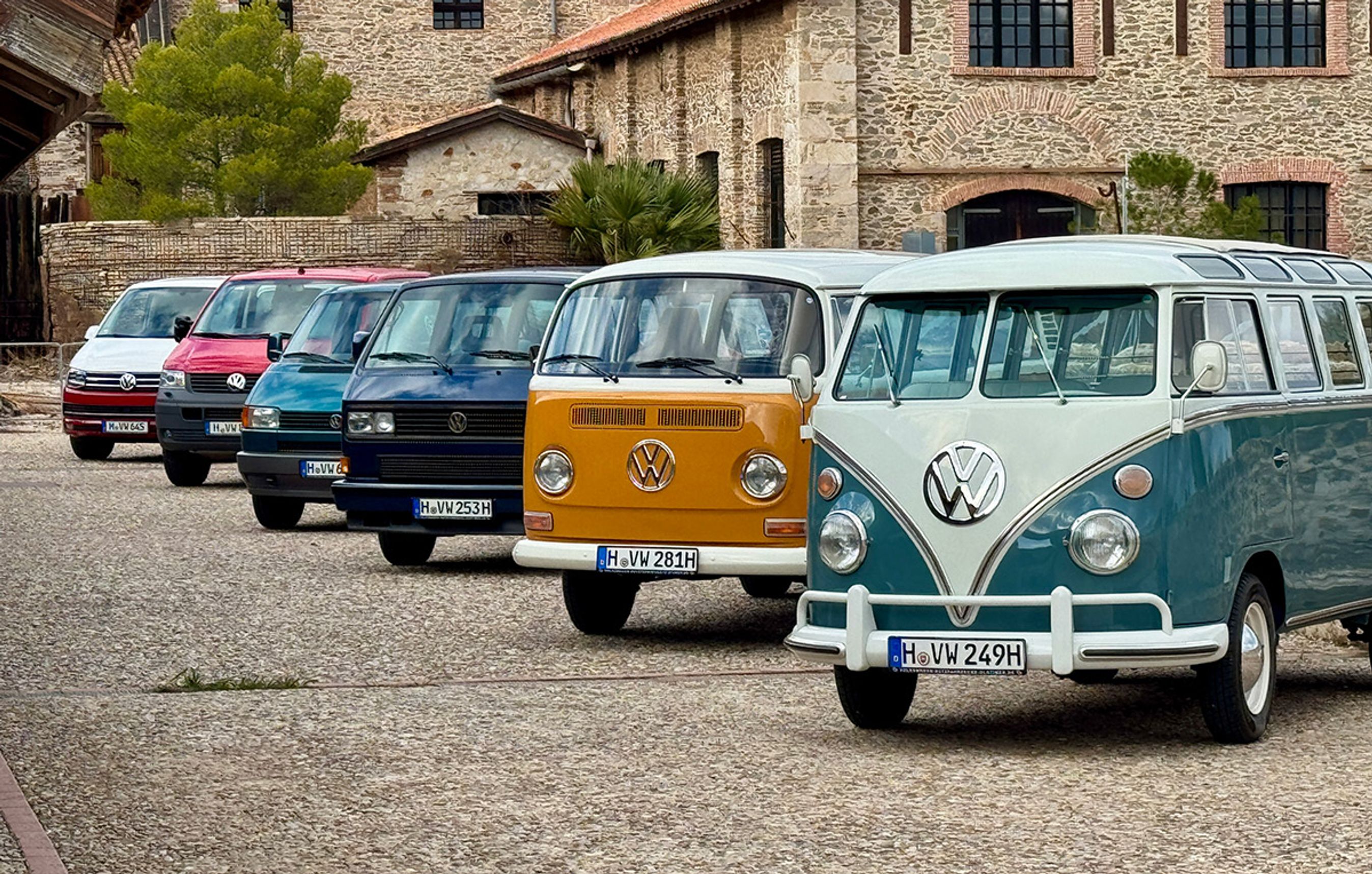 VW Caravelle (som den hedder nu) har i 2025 75 års jubilæum. Første årgang fra 1950 hed dengang Type 2, men er siden kaldt T1. T6 og T6.1 (bagest) blev den sidste med T-nummereringen, i det den nye IKKE hedder T7.