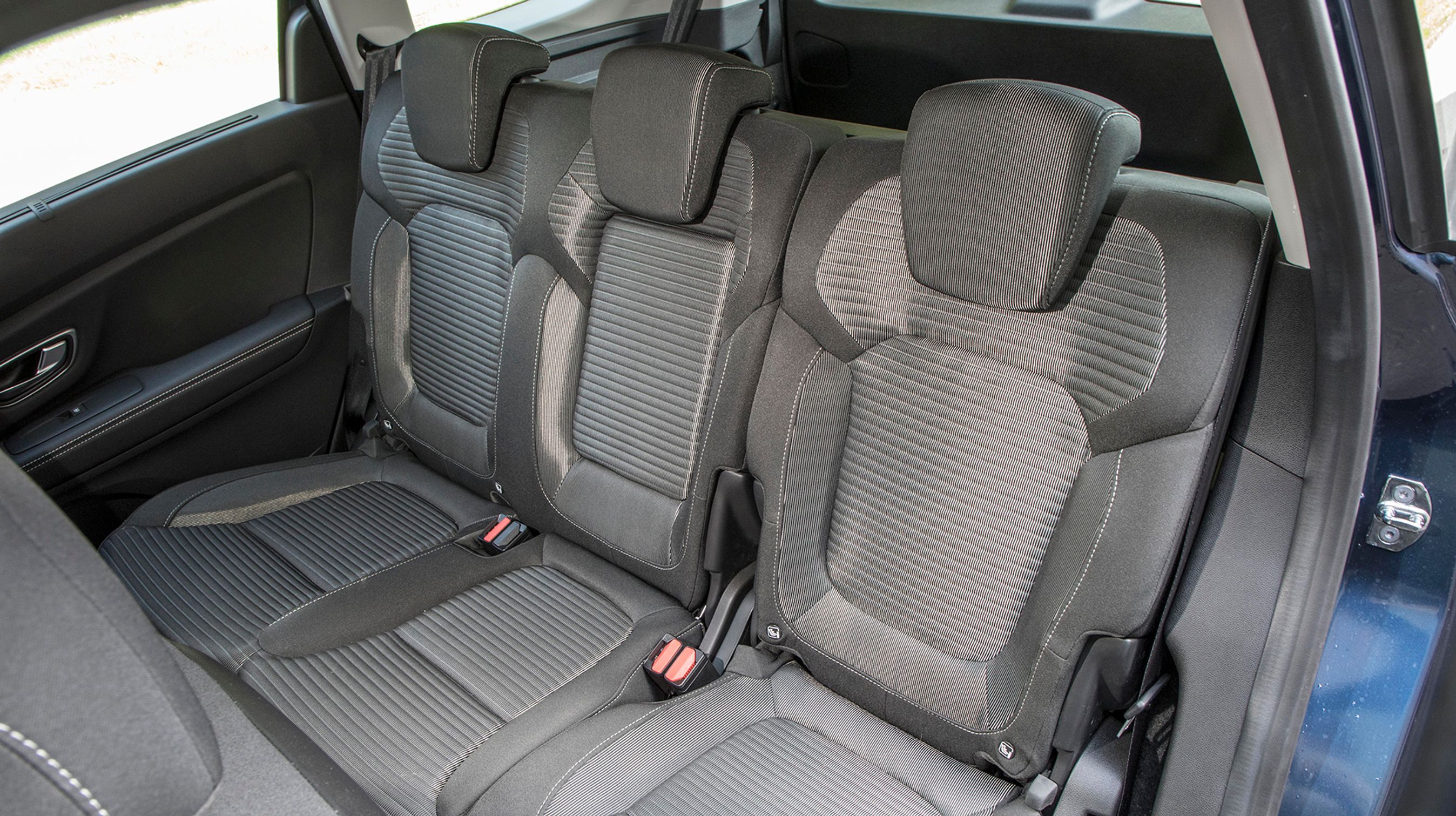 På anden række er den midterste plads blevet bedre end i forgængeren. Men det er ikke tre separate stole, men en bænk med to pladser og en separat stol i venstre side.