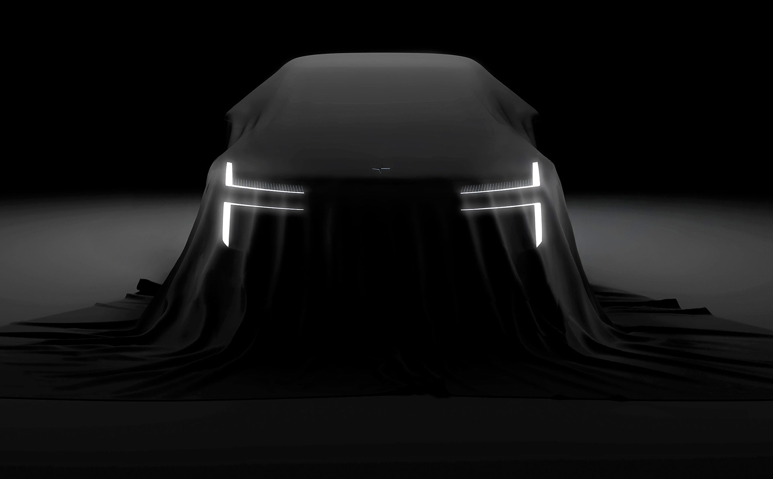 Polestar 7 set lige forfra i mørk udgave under klæde.