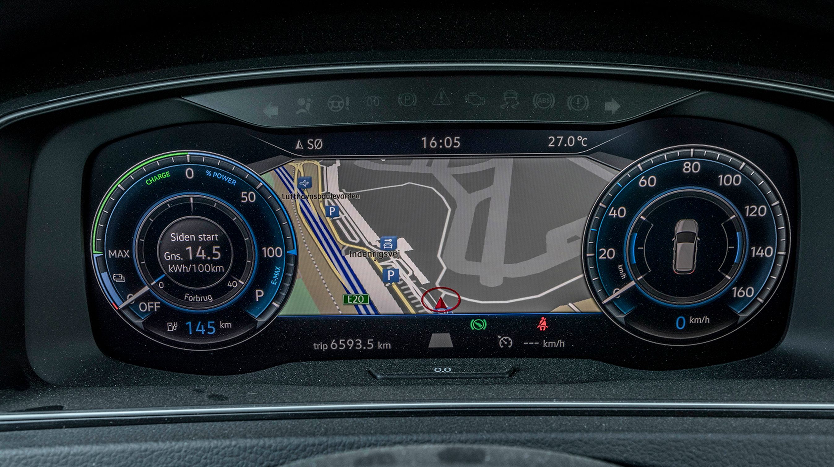 Instrumenthuset er en stor skærm, der bl.a. kan vise kortet fra navigationsanlægget i midten.