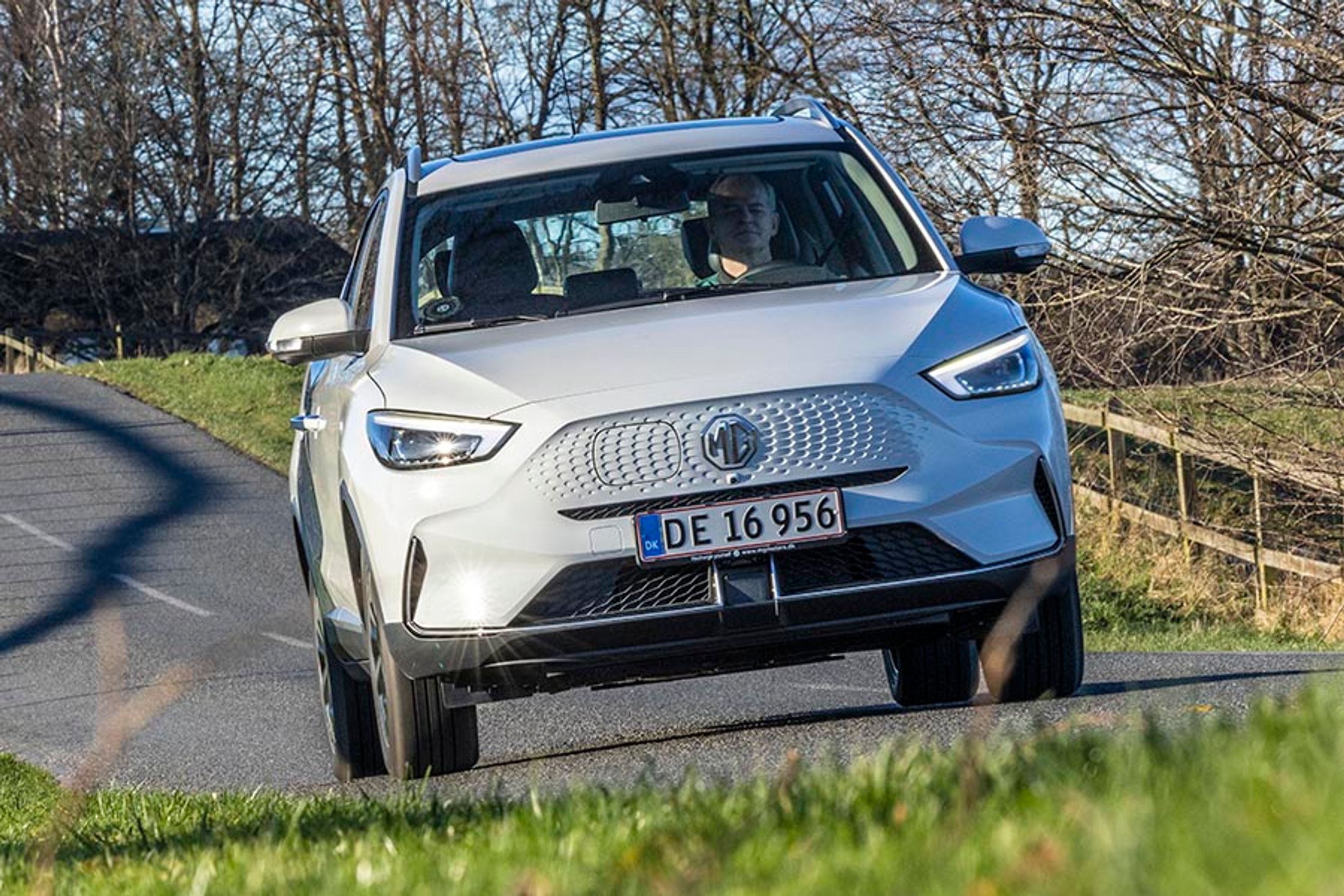 Fronten er det nemmeste sted at se, om det er en ny eller gammel ZS, der er tale om. Nu er fronten vindglat, med ladestikket placeret til venstre for MG-logoet.