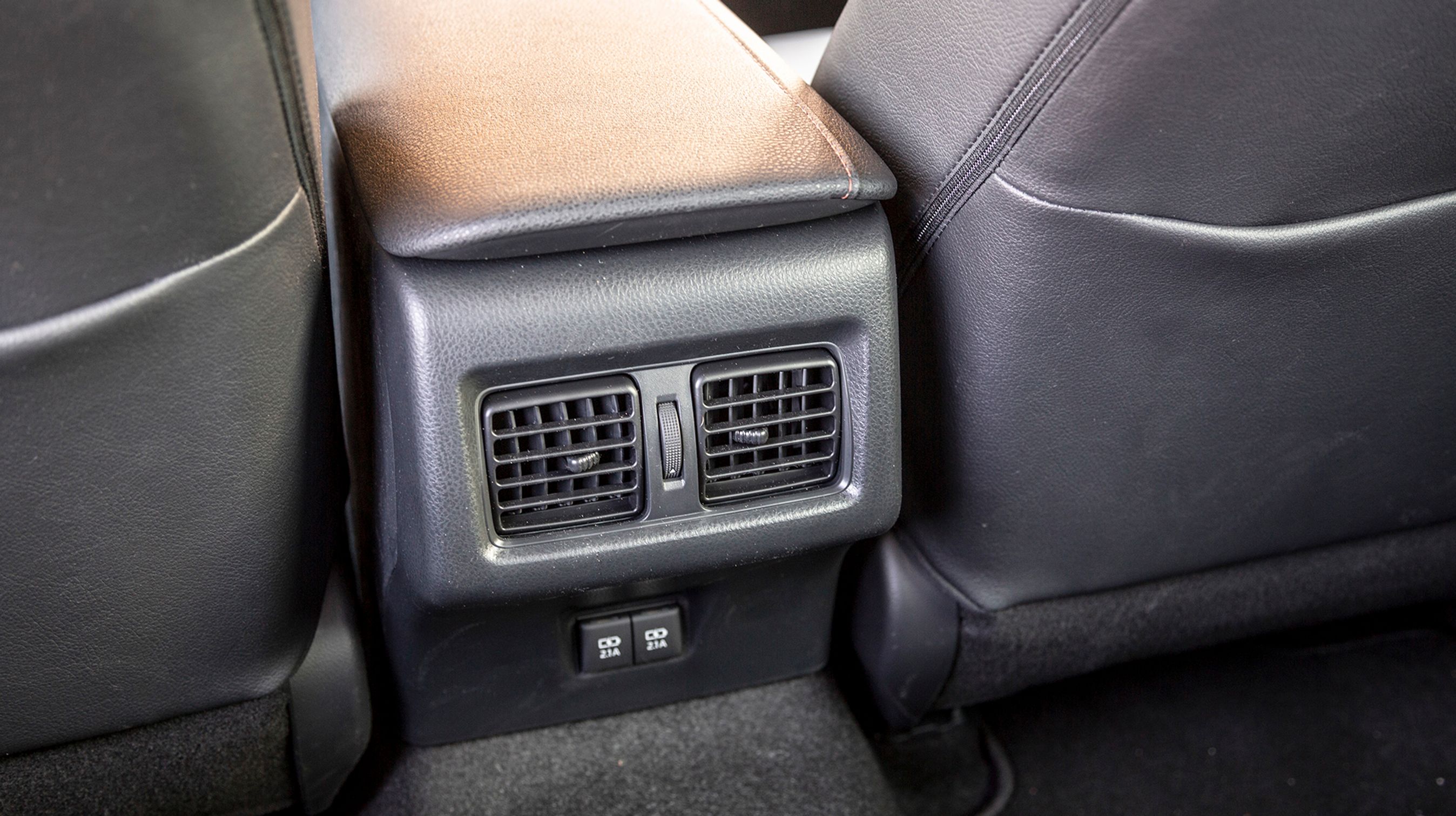 Der er friskluftdyser og USB-udtag ved bagsædet.