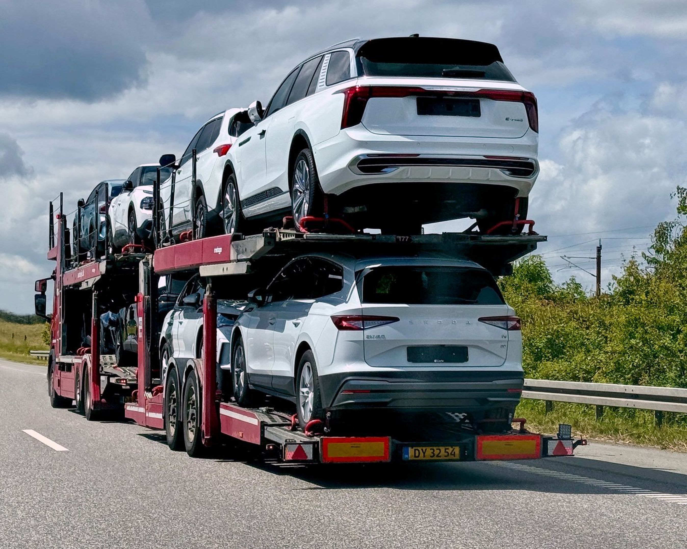 Autotransporter med biler.