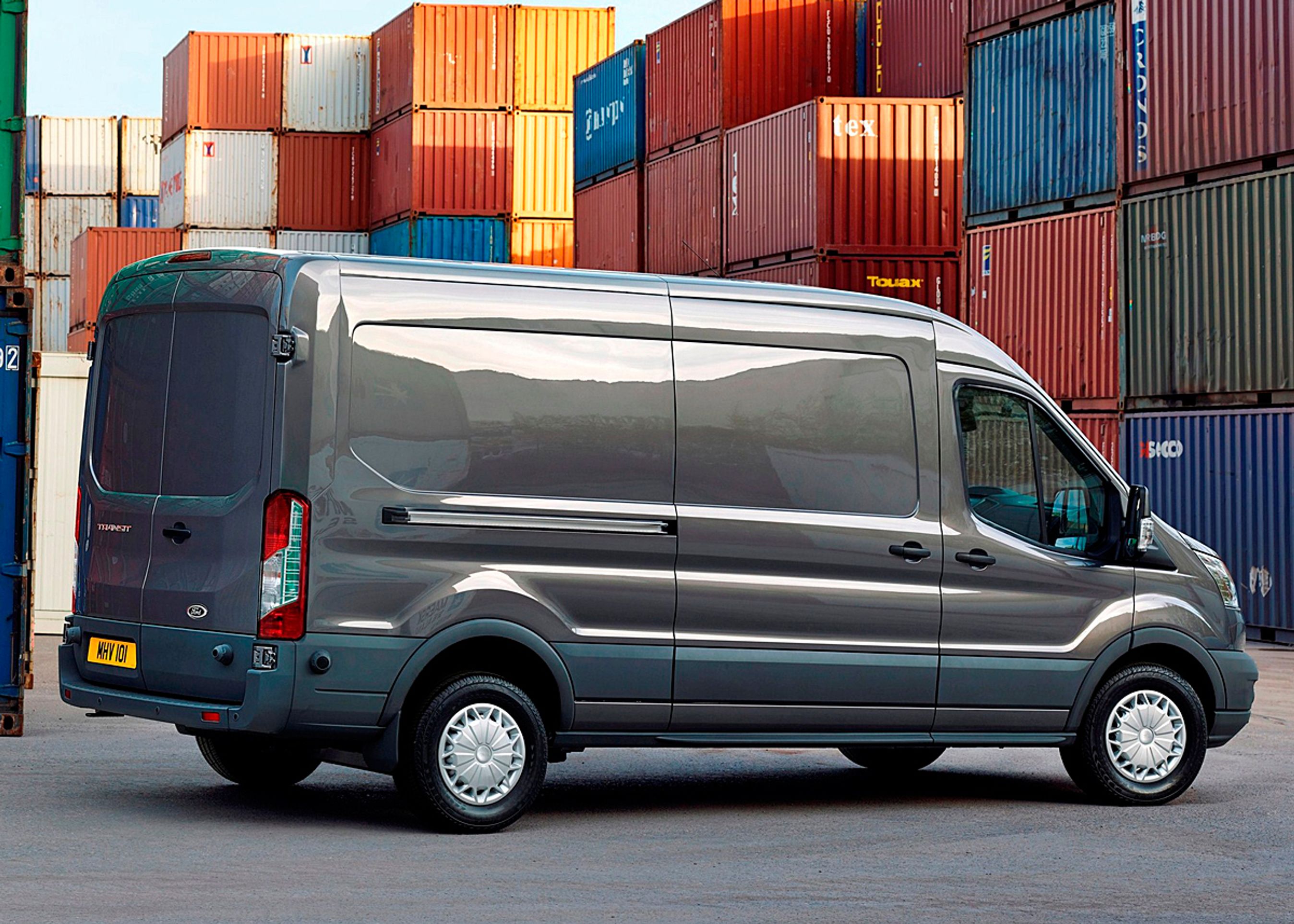 Tranist kommer i tre længder og to højder og med valg mellem for- bag- og firehjulstræk.