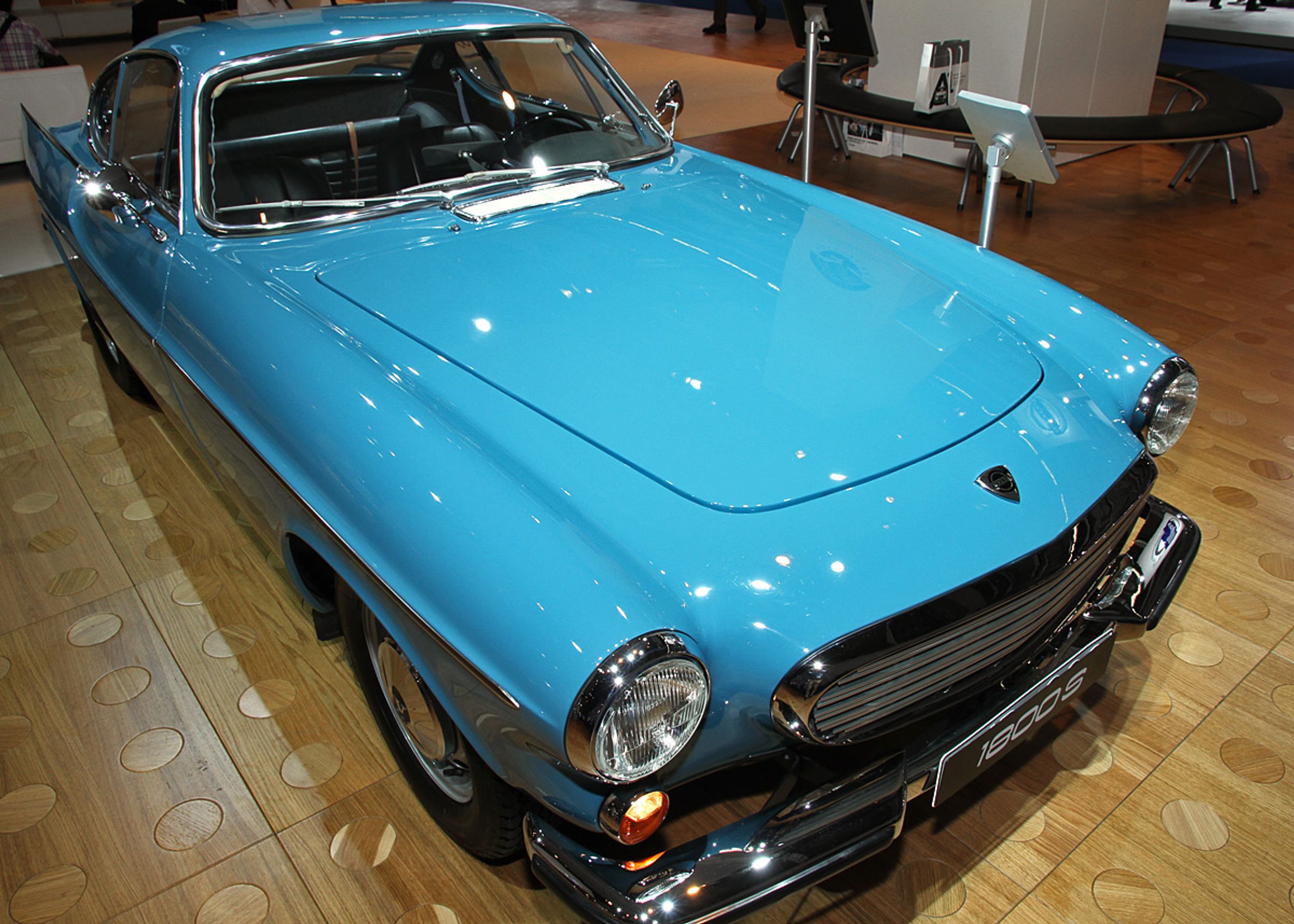 Den særlige udskæring af motorhjelmen er faktisk et klassisk Volvo-element - her vist på 1800s-modellen.