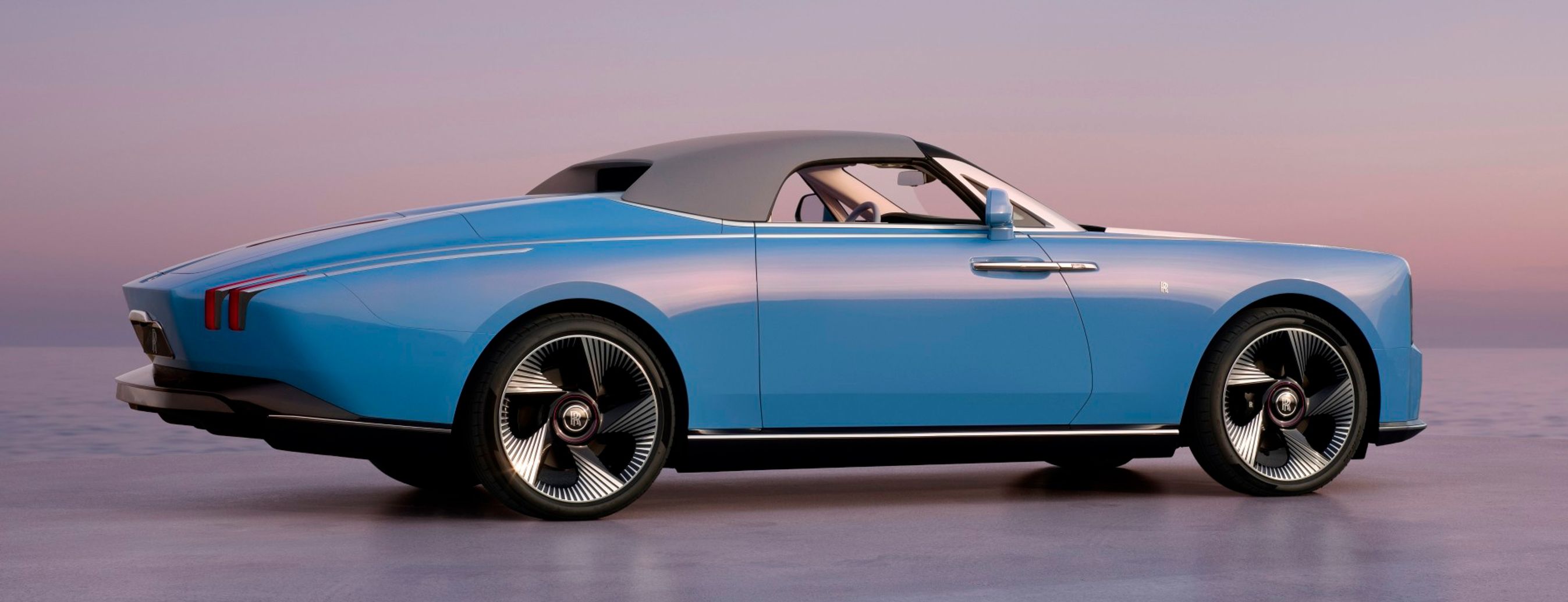 Lyseblå Rolls-Royce med grå kaleche set bagfra.