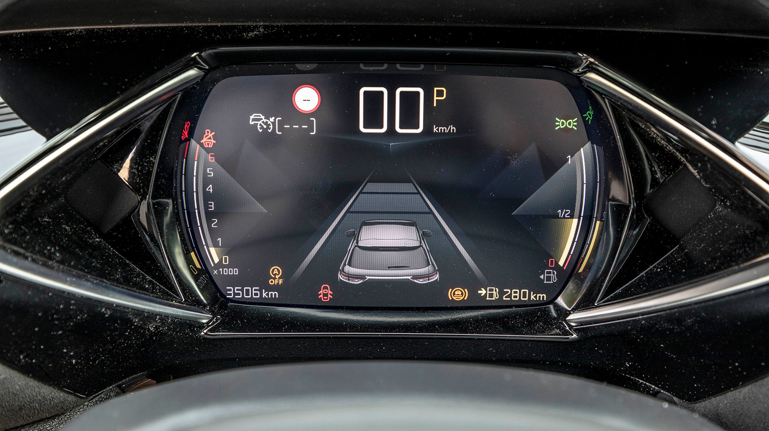 Digitale instrumenter er på vej til alle biler, men det er allerede en del af udstyret i DS3 Crossback. Hastigheden er let at aflæse, og du kan vælge mellem flere visninger. Vi vil anbefale visningen med hjælpesystemerne. 