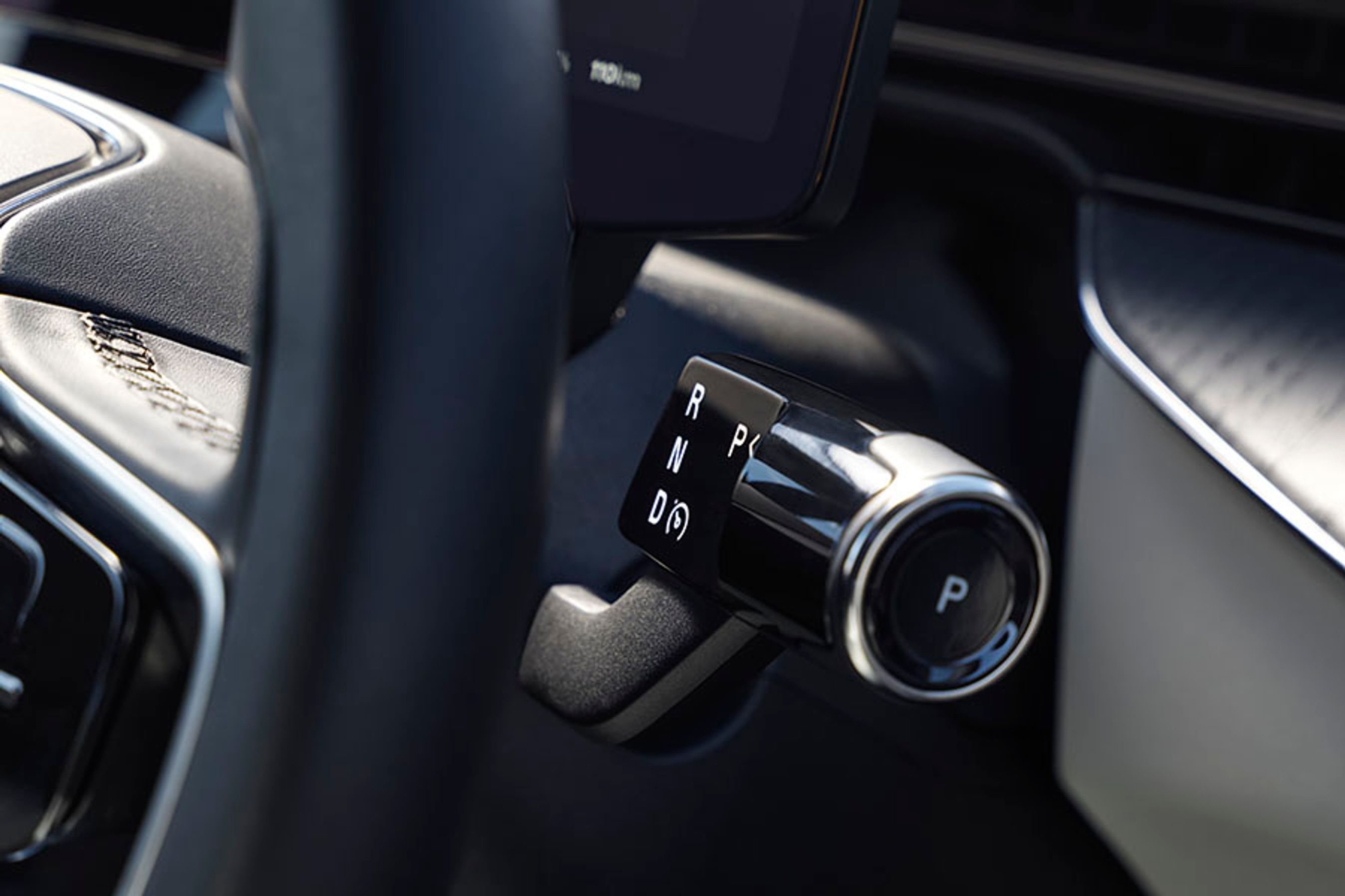 Gearvælgeren er placeret som en vippekontakt foran rattets højre del. Det er også herfra, at vognbaneassistenten Pilot-Assist aktiveres.