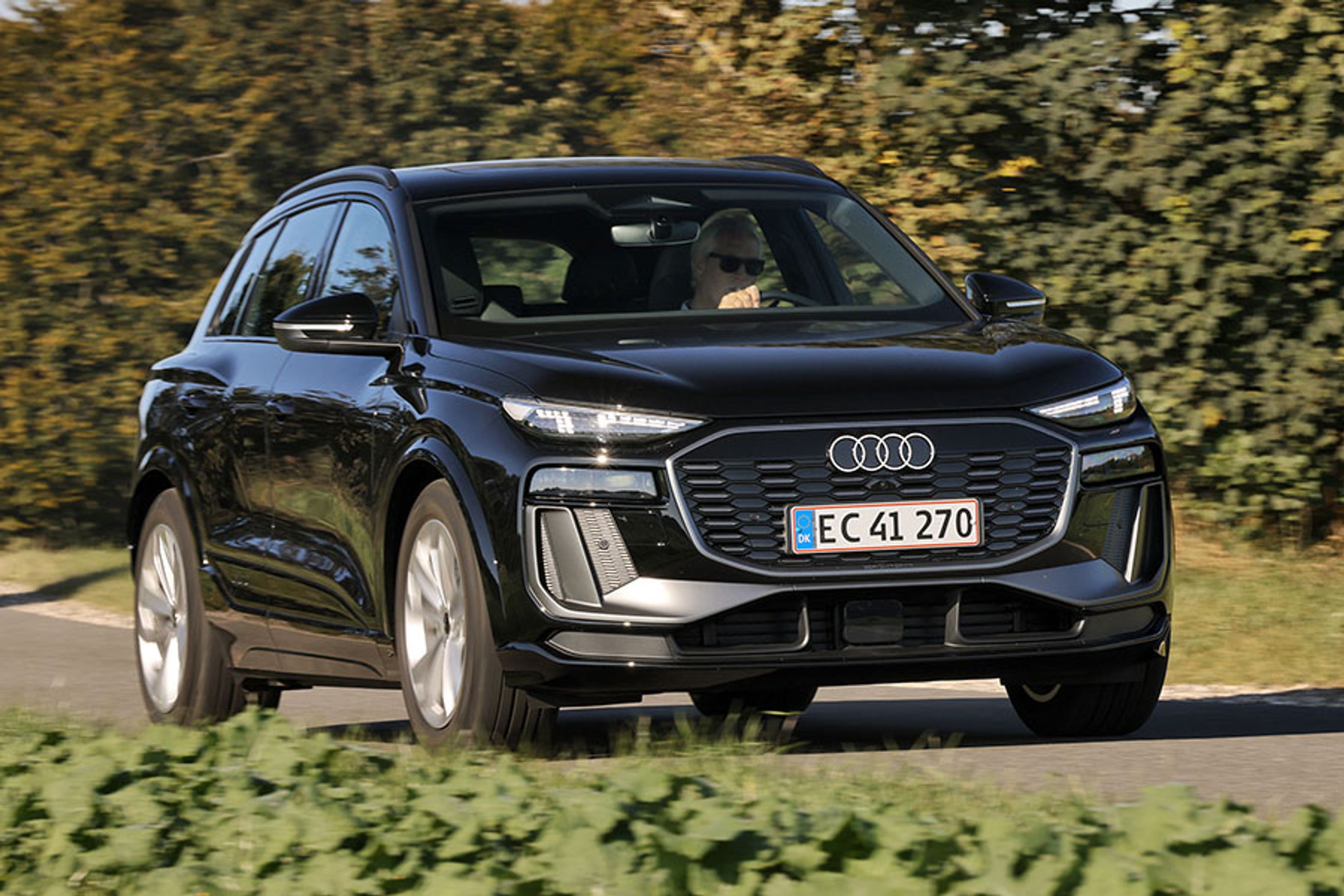 Audi Q6 er en stor komfortabel elektrisk SUV. Især hvis du vælger topmodellen, Ultra, hvor du får luftaffjedring, der giver bilen en god komfort.