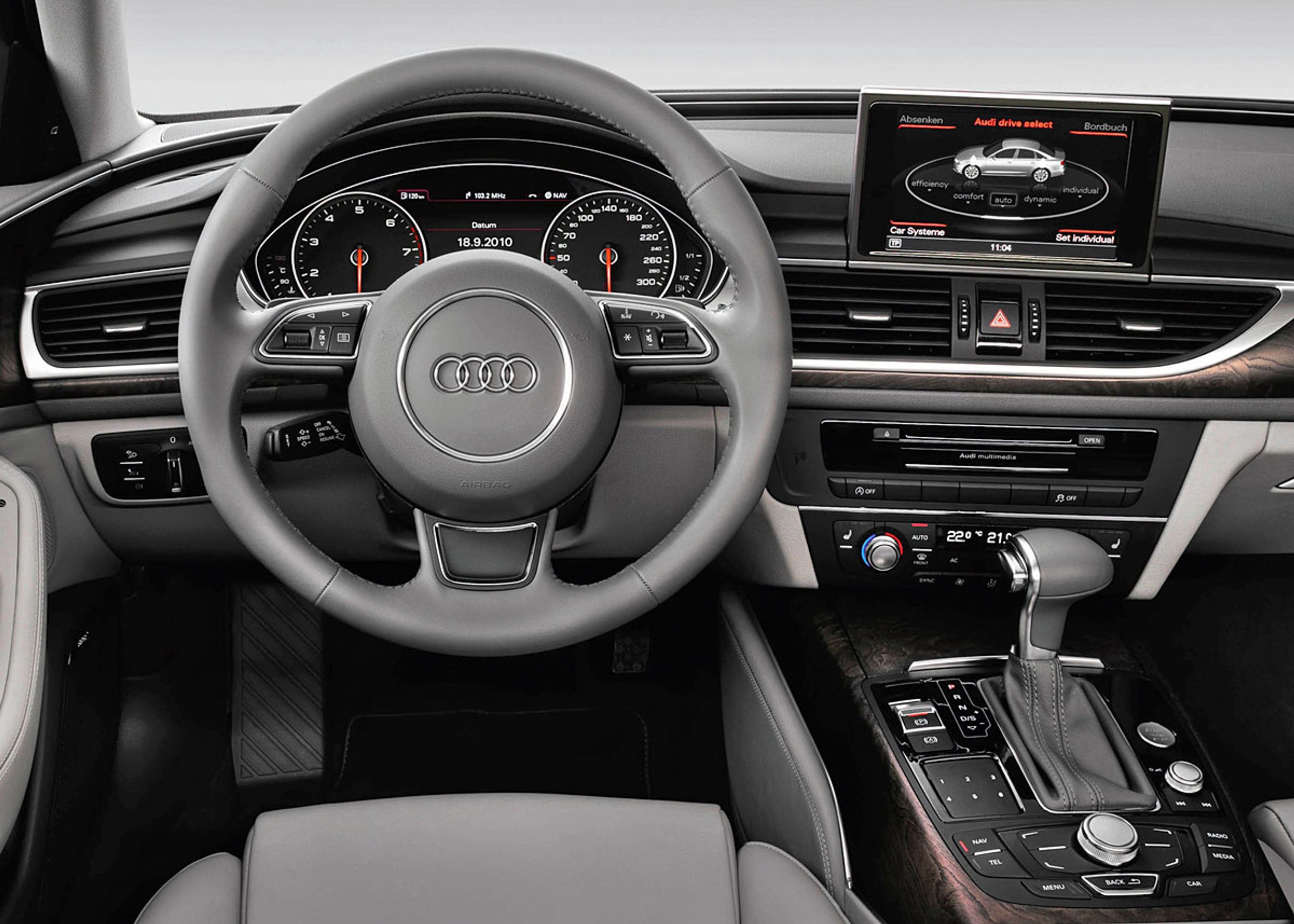 Førerpladsen tilbydes bl.a. med headup-display (på forruden) og med en berøringsfølsom plade, som kan kontrollere en lang række sekundære funktioner.