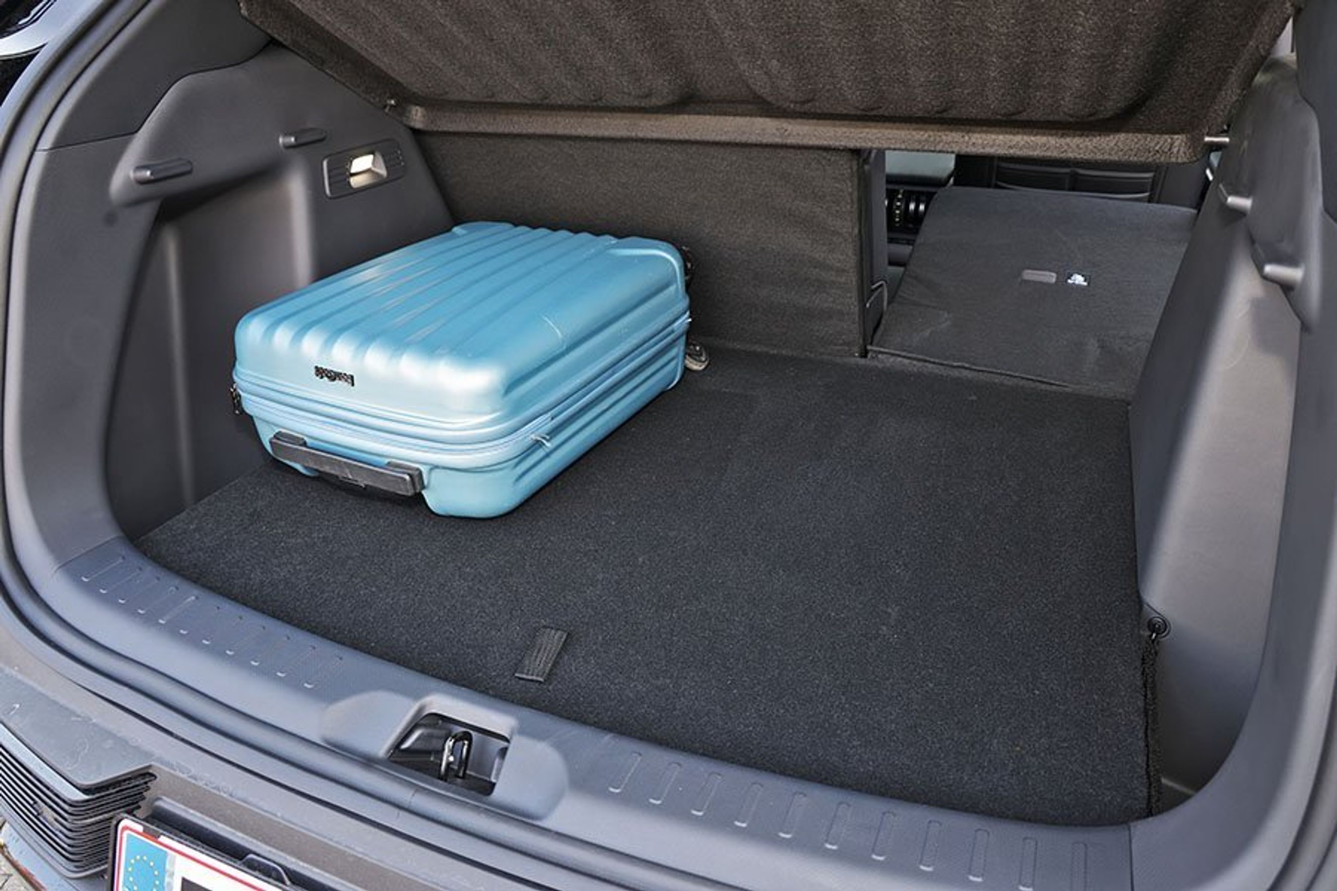 Bagagerum med blå kuffert i en BYD Atto 3