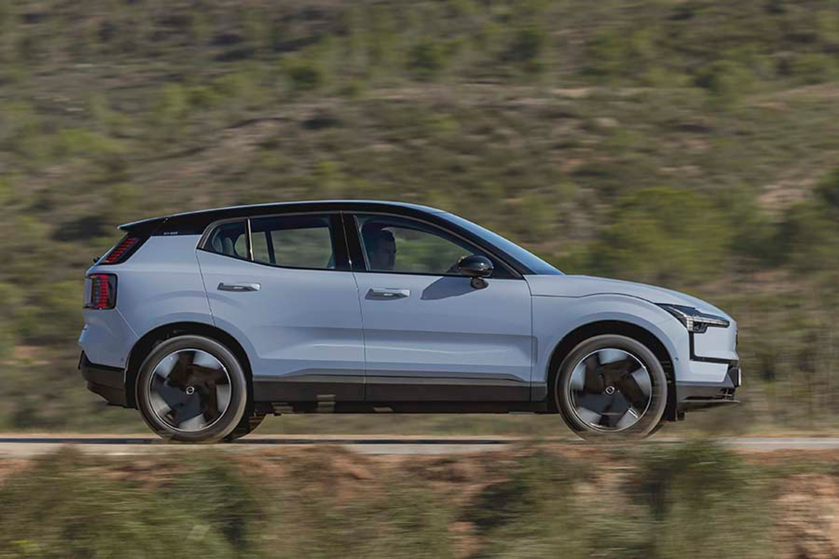 Akselafstanden er med sine 265 cm ikke voldsom for en elbil, og man har derfor ikke samme gode pladsfornemmelse som i flere af konkurrenternes elbiler i samme prisklasse.