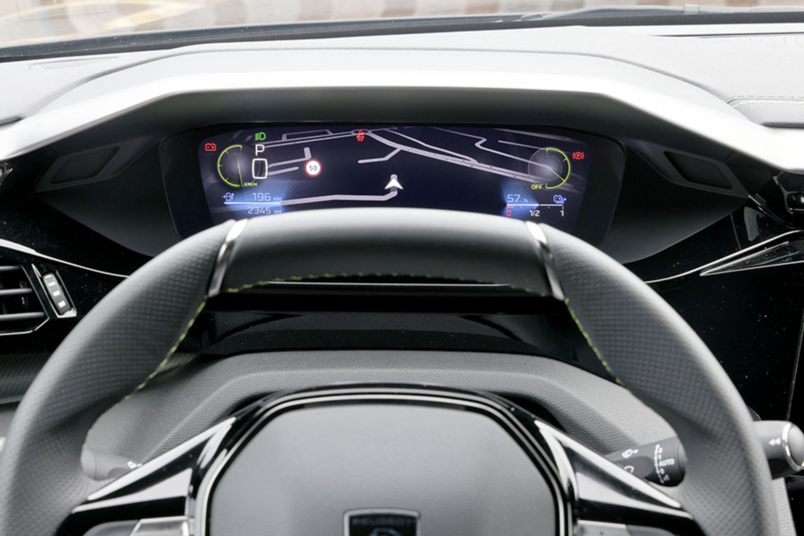 Man ser instrumenthuset hen over rattet. Det er af den digitale type og giver mange gode informationer undervejs. Man kan skifte mellem tre forskellige layouts.