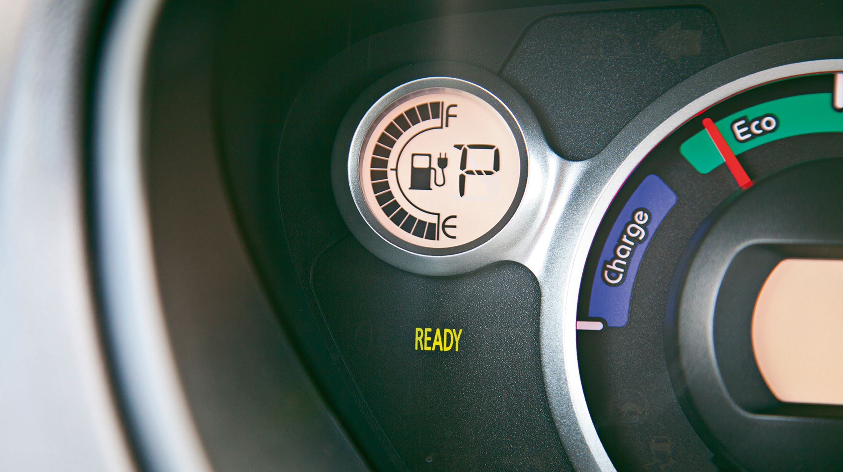 „Tankmålerens” 16 felter slukkes hver især efter 4-6 km. Når alle lyser, er bilen fuldt opladet.