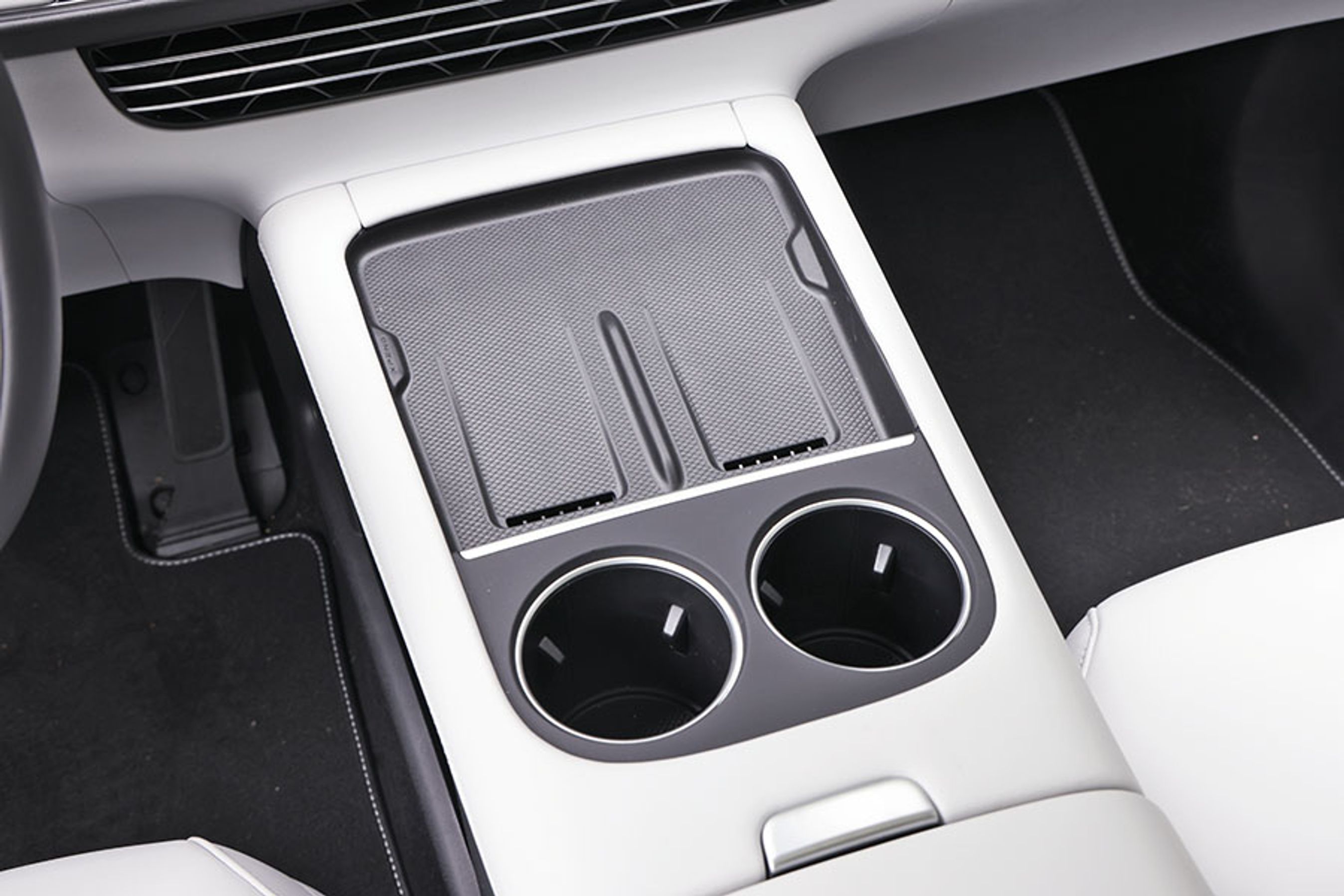 To kopholdere og to ladestationer til mobiler er godt. De sidstnævnte kan lade med 50 watt.