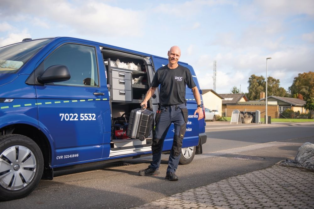 DCC energi servicemand i blå bil og rabat med fdm