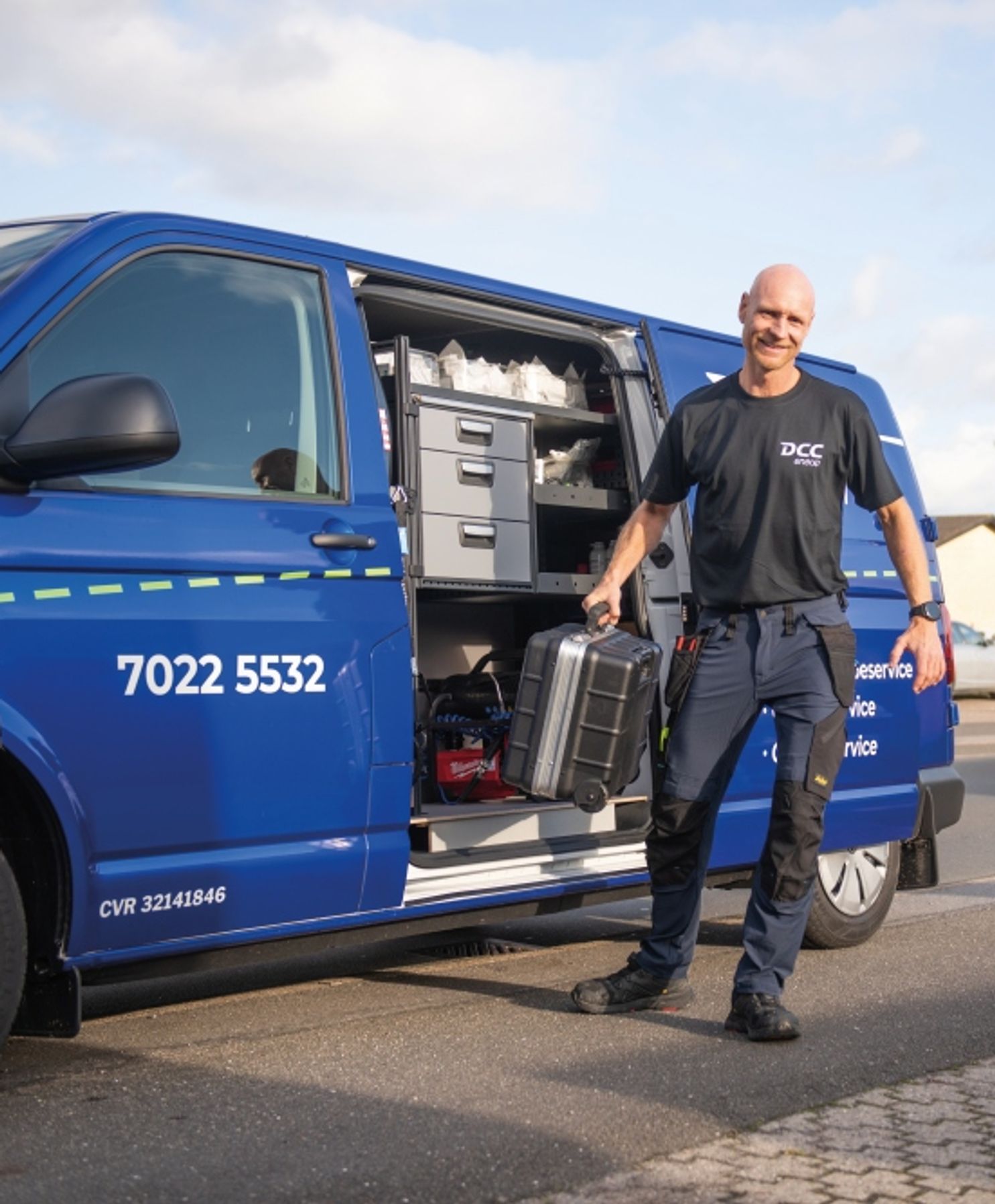 DCC energi servicemand i blå bil og rabat med fdm