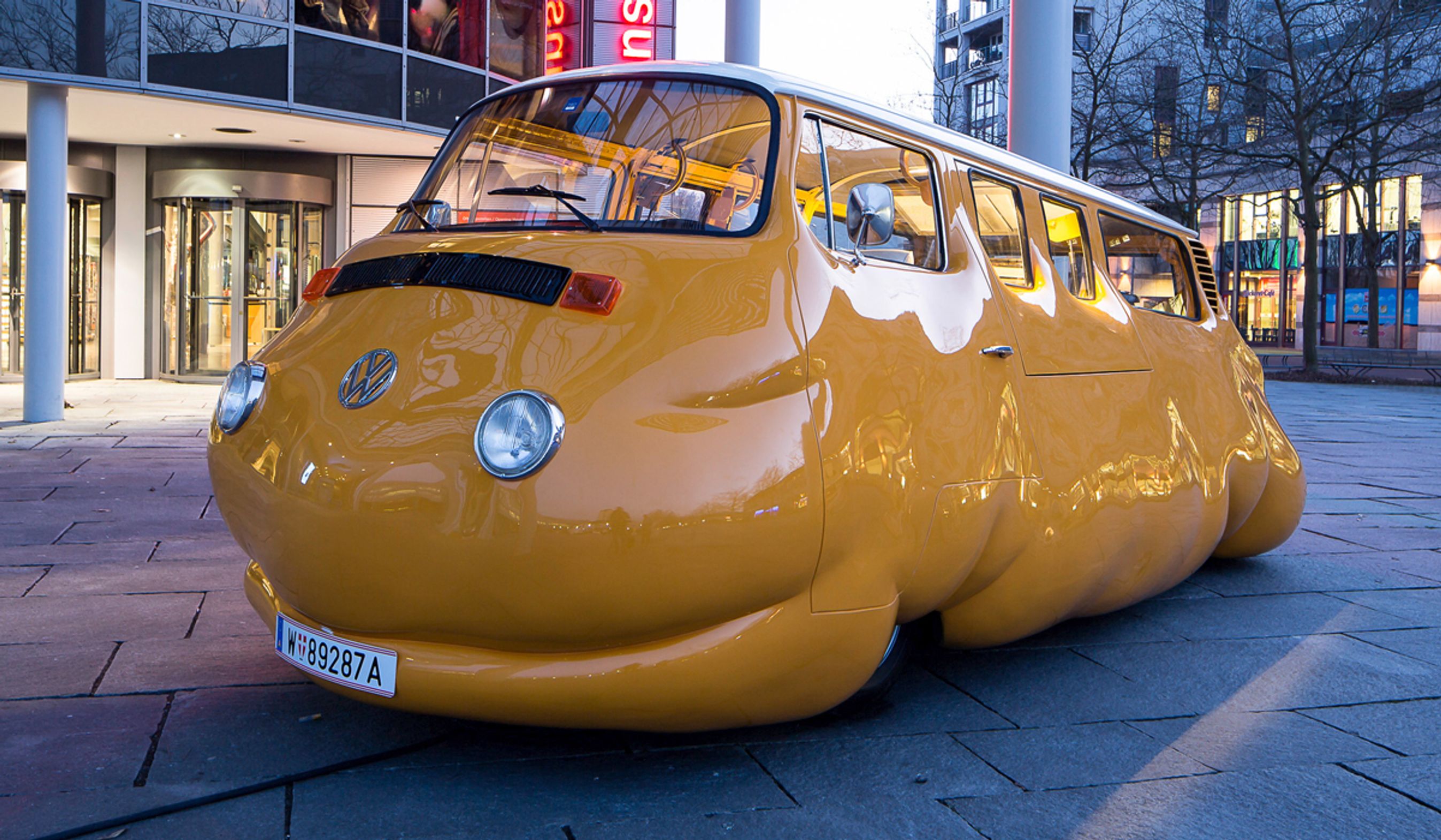 Curry Bussen har fået en front, der er genkendelig fra den originale bil.