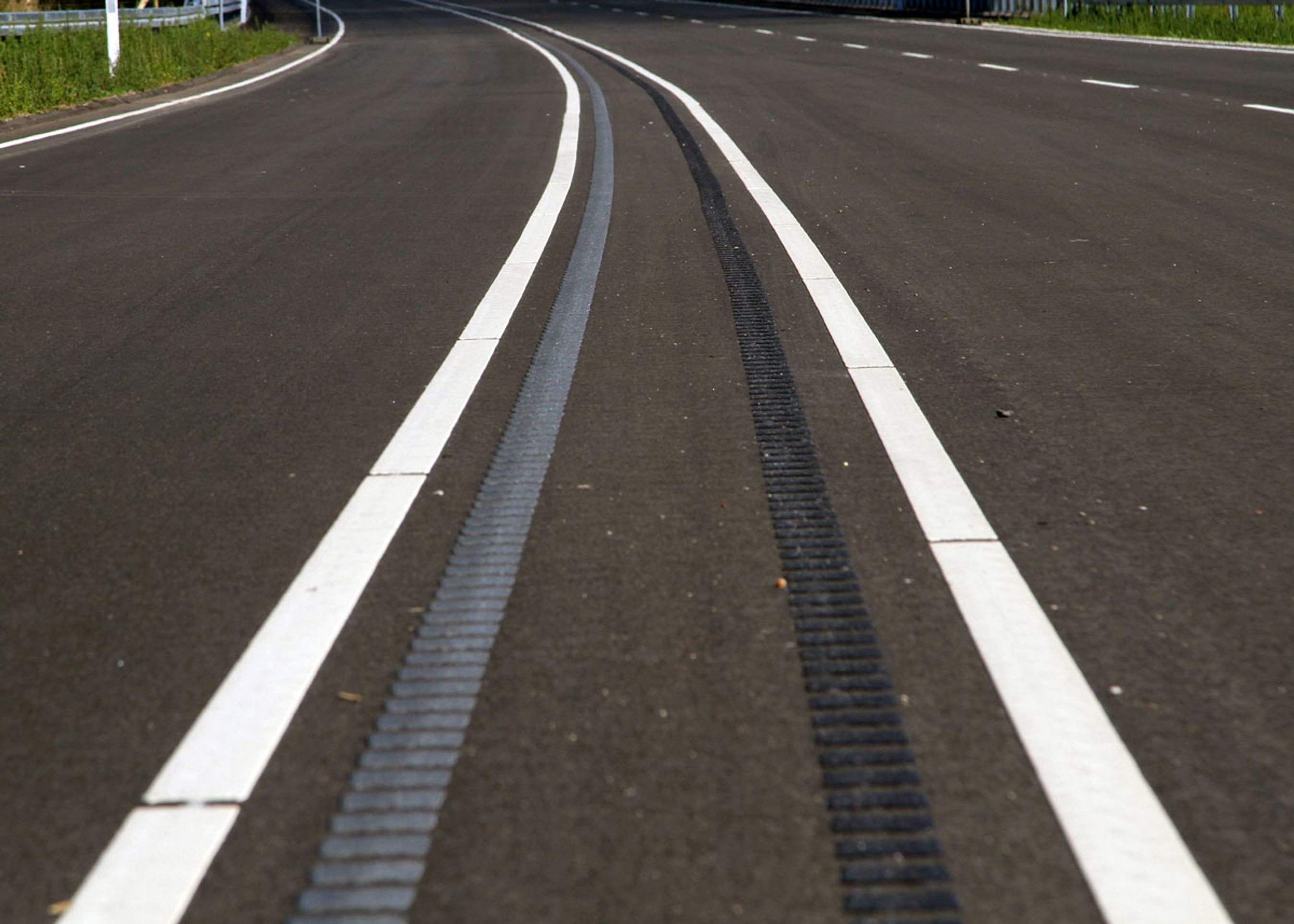 Den én meter brede midterrabat er forberedt til at kunne få midterautoværn. Indtil videre udgør nye, sorte rumlestriber sikkerheden.