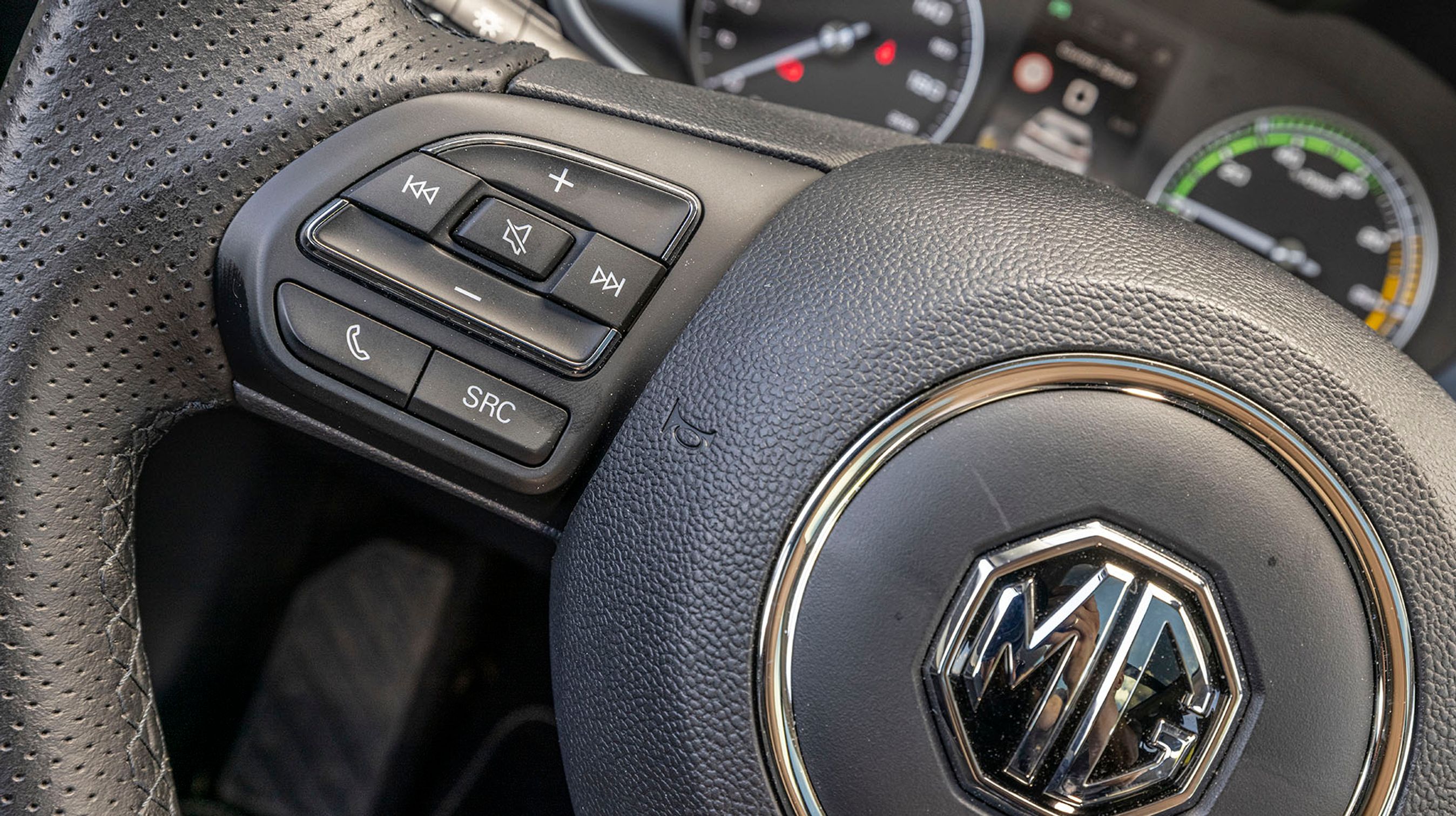 På venstre side af rattet styres radio- og lydanlægget, mens selve fartpiloten styres fra en stilk bag rattet.