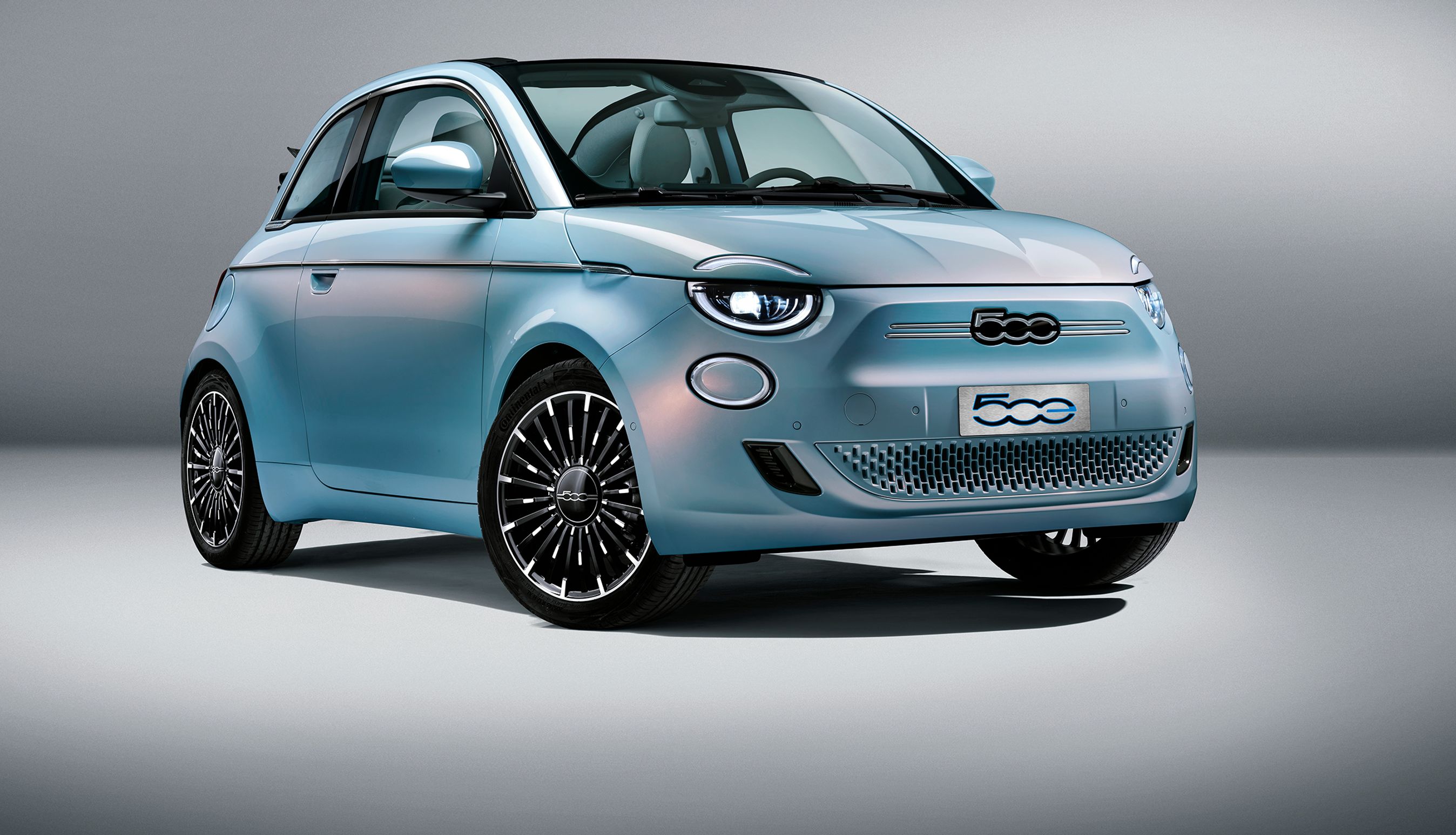 Den nye Fiat 500 har bevaret grunddesignet, men fået en typisk 'elbil-front'.