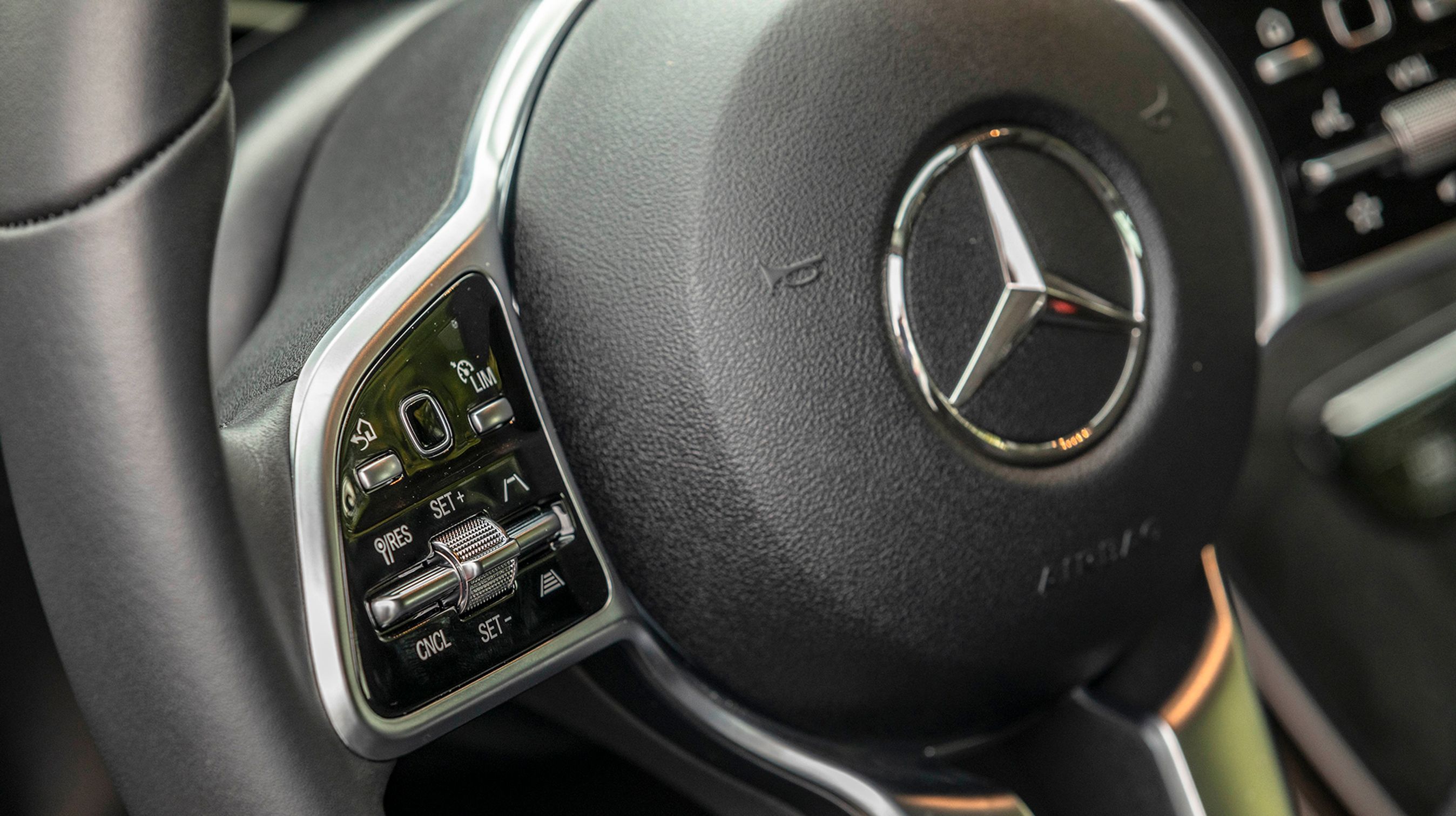 Fartpilot er standard på C-klassen, men du skal betale ekstra for at få adaptiv fartpilot. Ganske uforståeligt, for det er standard på nogle minibiler til 190.000 kr., hvorfor er det så ikke på en firmabil skabt til langture?