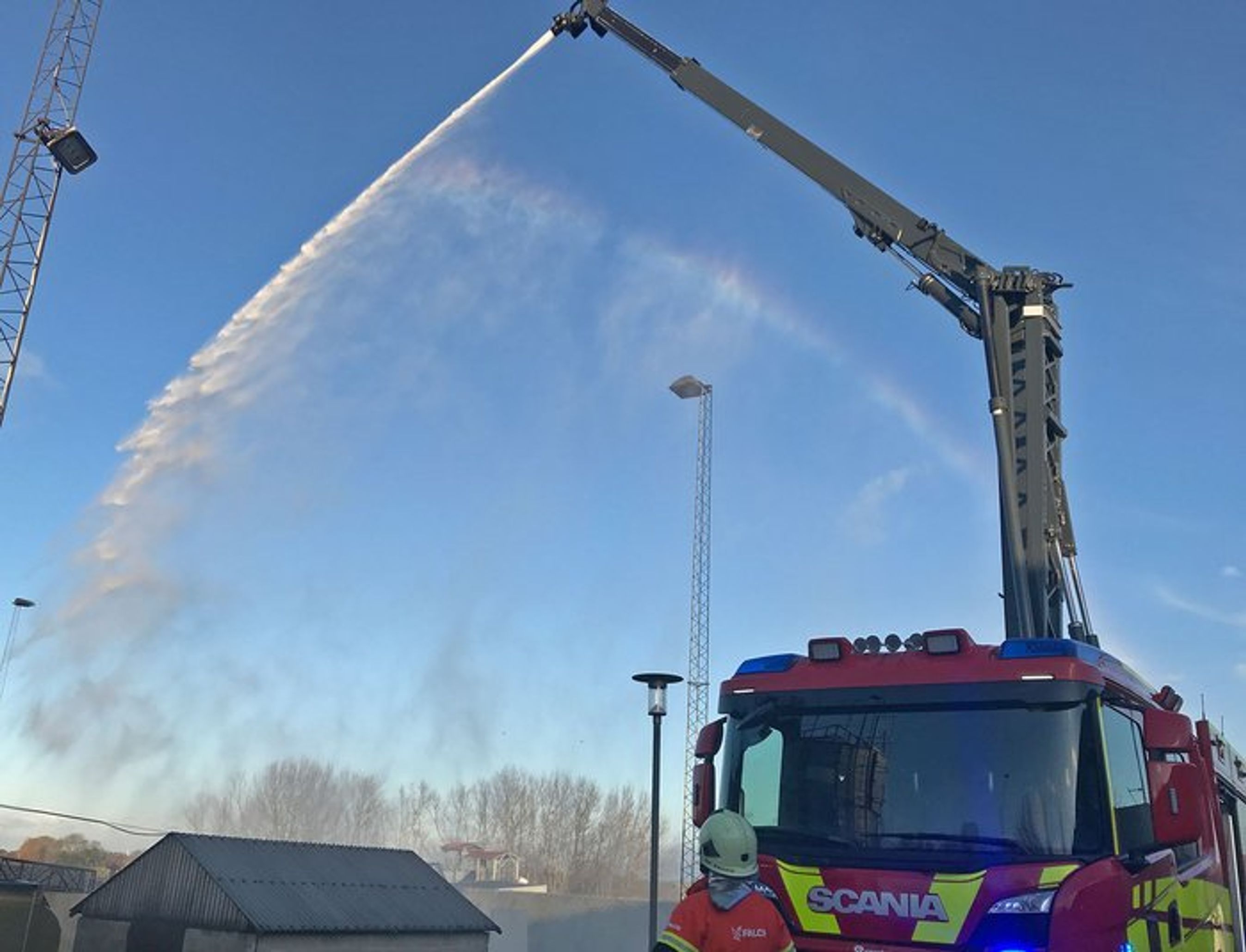 En 14 meter lang bom på brandbilen giver mulighed for at nedkæmpe en kraftig brand på klos hold.