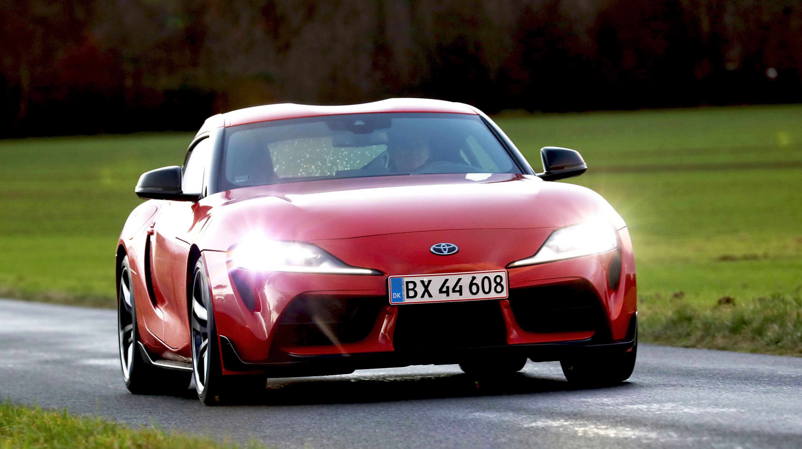 Supra er lunefuld i vådt føre. Hvis du ikke er varsom med speederfoden, så er resultatet hjulspind eller måske endda en smule sidelænskørsel. Den intense køreoplevelse blev tildelt Årets Bil i Danmark 2020 – Bilglædeprisen.