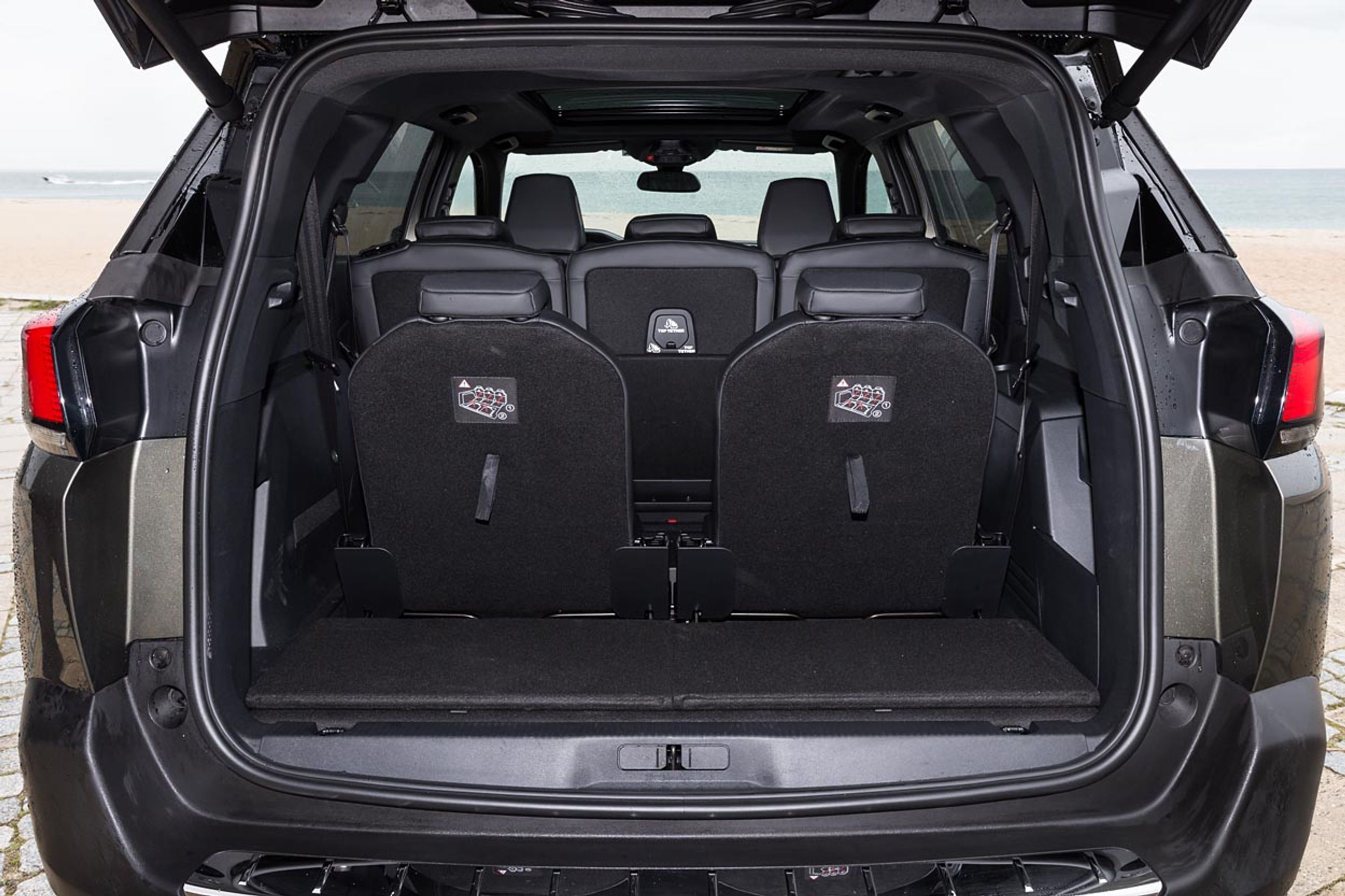 Med tredje række i brug er der stadig plads til mindre tasker.