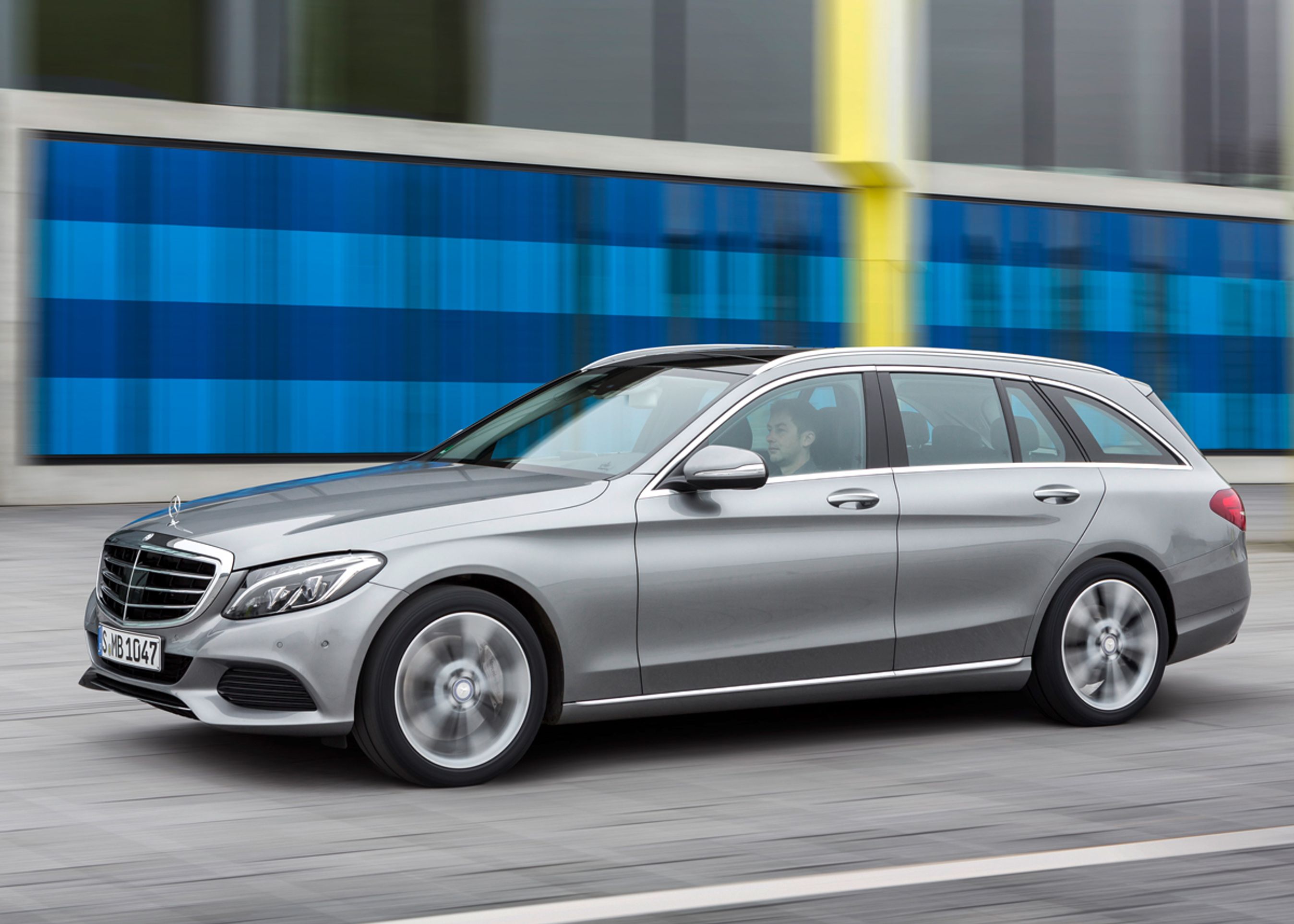 Mercedes-Benz C 350 e fås både som sedan og stationcar. Fotos: Mercedes-Benz