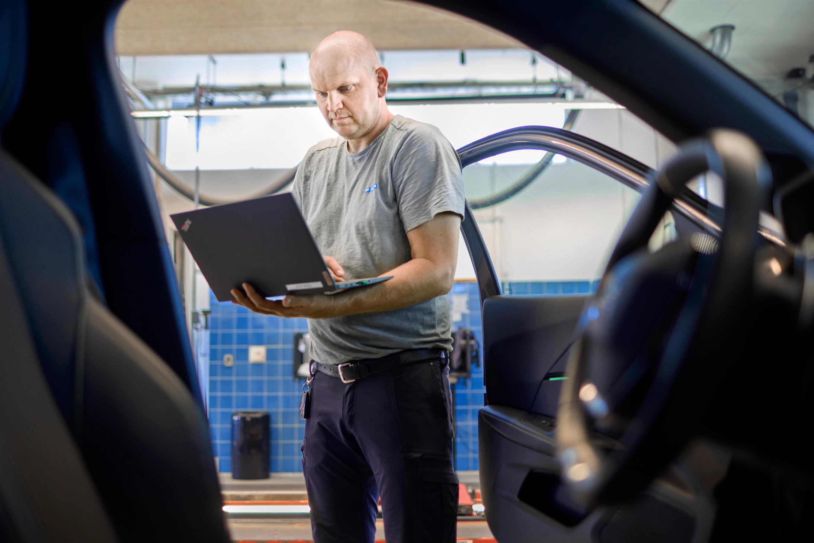 FDM medarbejder aflæser resultater på computer fra test af bil