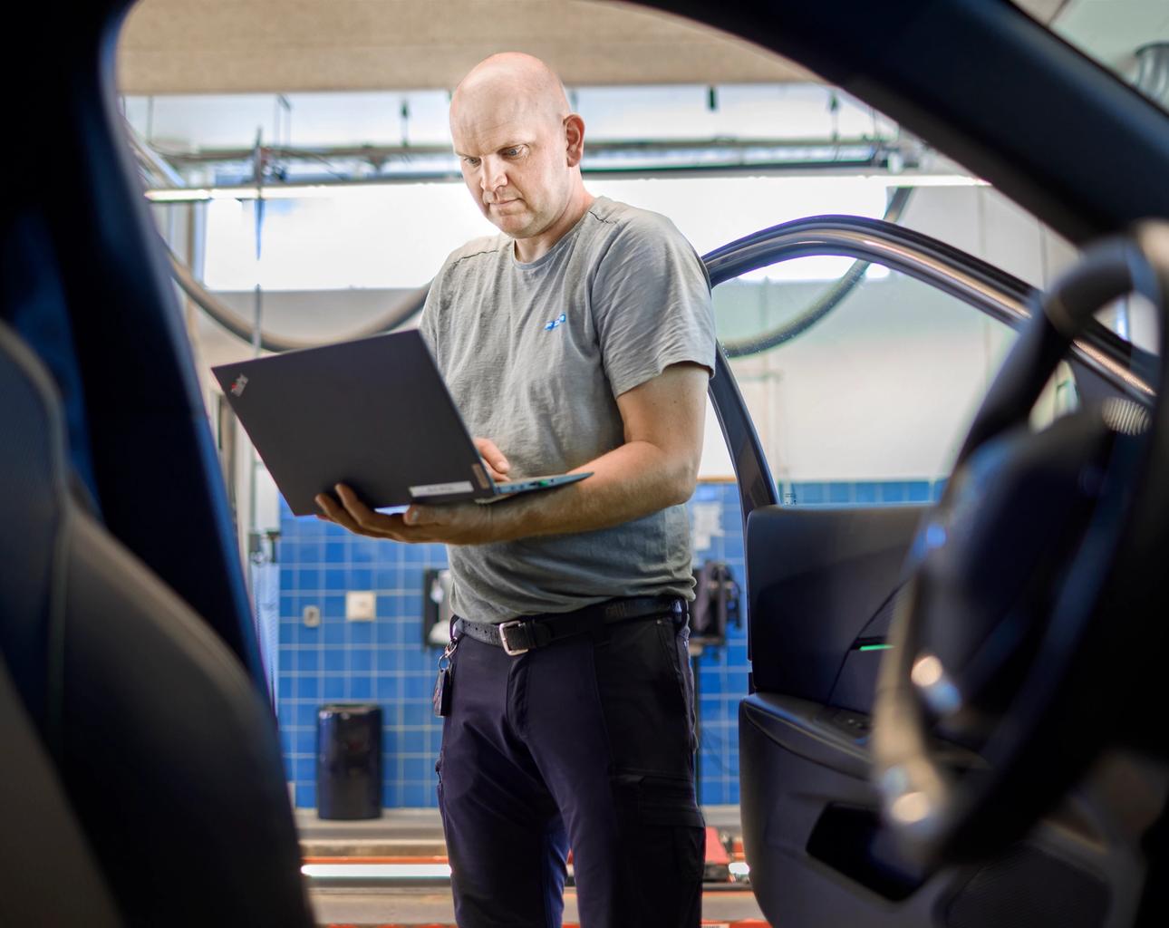 FDM medarbejder aflæser resultater på computer fra test af bil