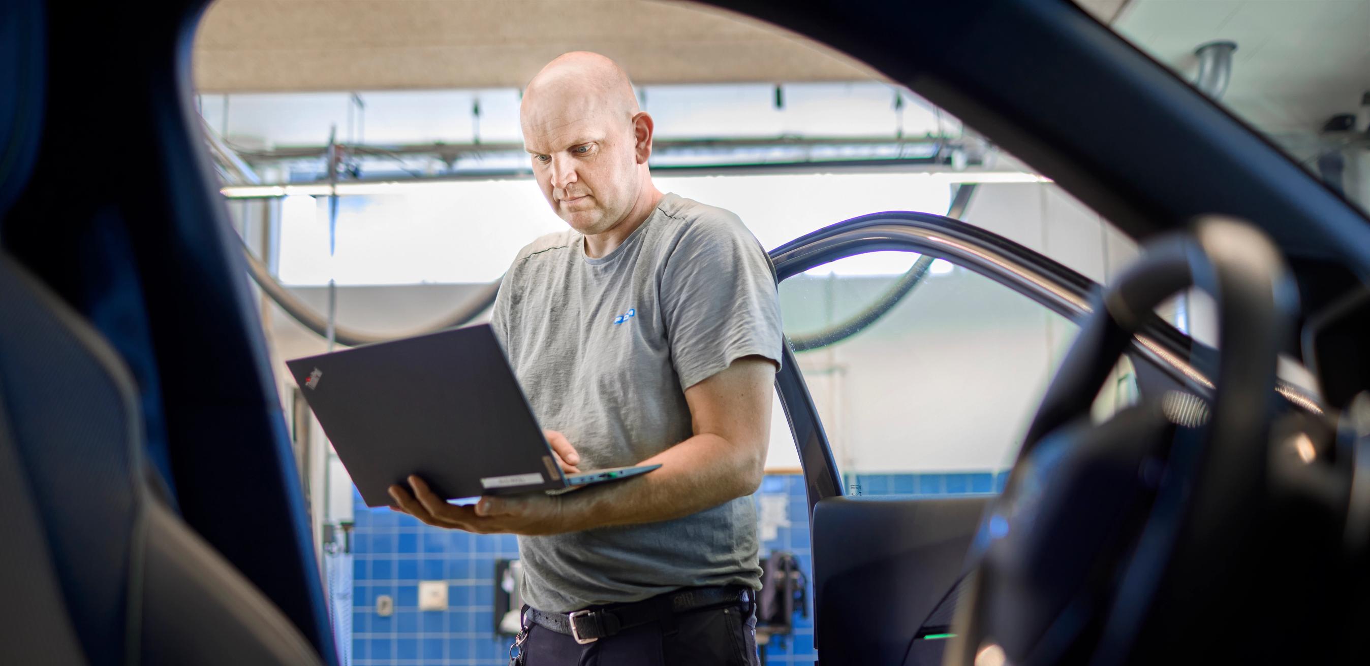 FDM medarbejder aflæser resultater på computer fra test af bil