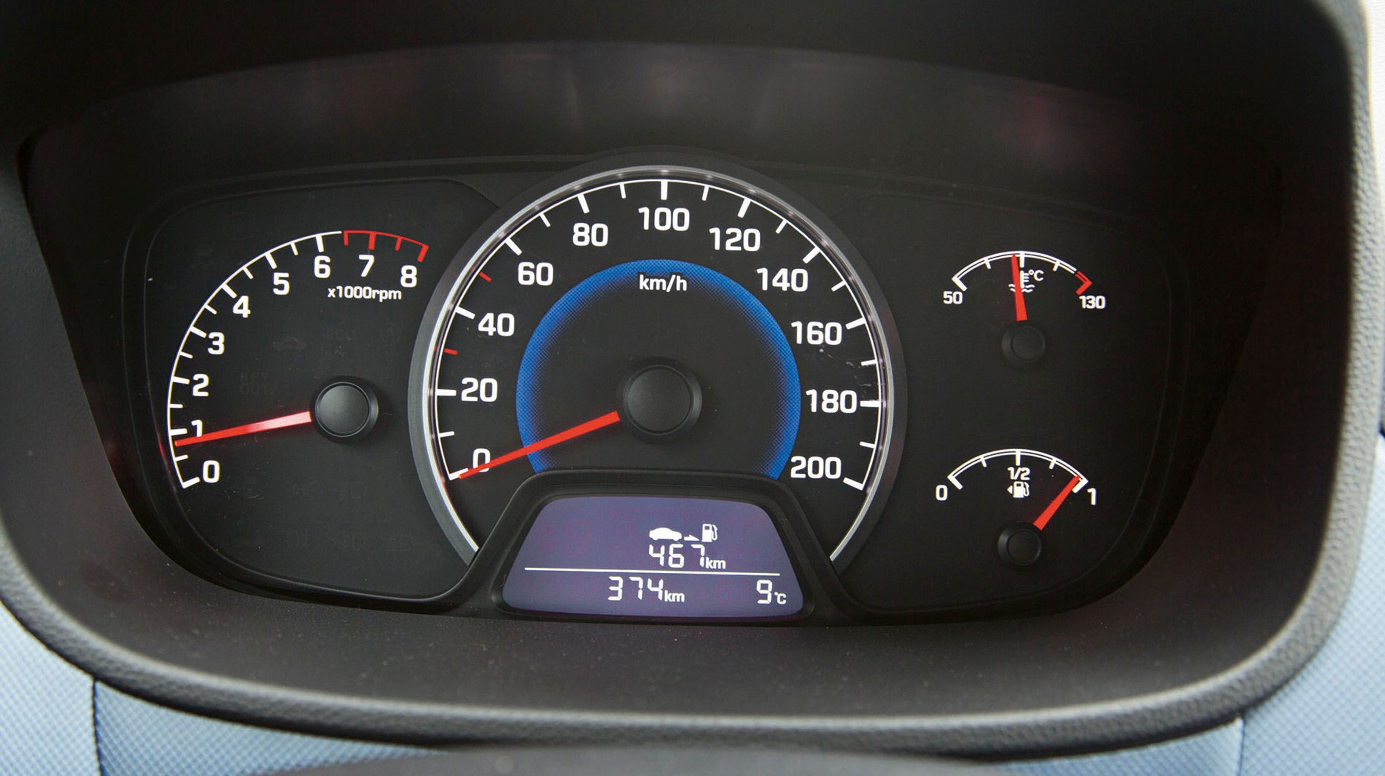 Instrumenthuset er prisværdigt tydeligt med et stort speedometer placeret lige i midten. Sådan skal det gøres!