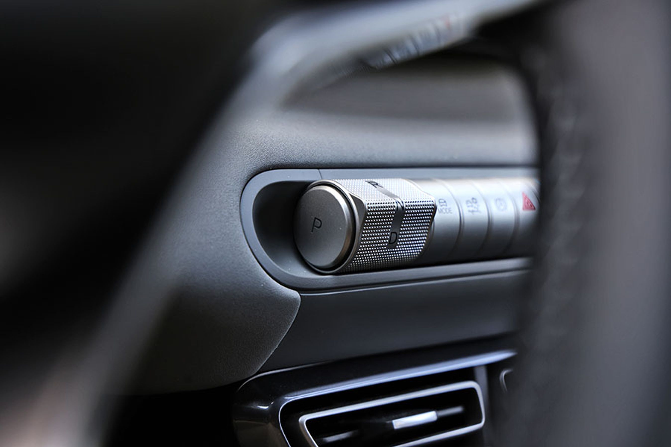 Gearvælgeren er placeret som en lille vippekontakt under skærmen. Den er let at betjene, når man lige har prøvet den et par gange. Bilen går selv i P, når døren åbnes.