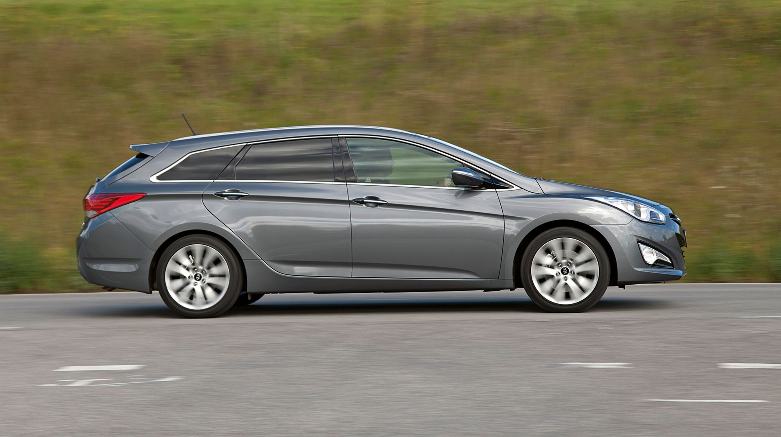 Designet i Hyundai i40 er rykket tæt på de stærke spillere i klassen. Bemærk det bølgeformede LED-lysbånd i forlygterne. Det er et såkaldt signaturlys, og det gør i40 let genkendelig i trafikken.