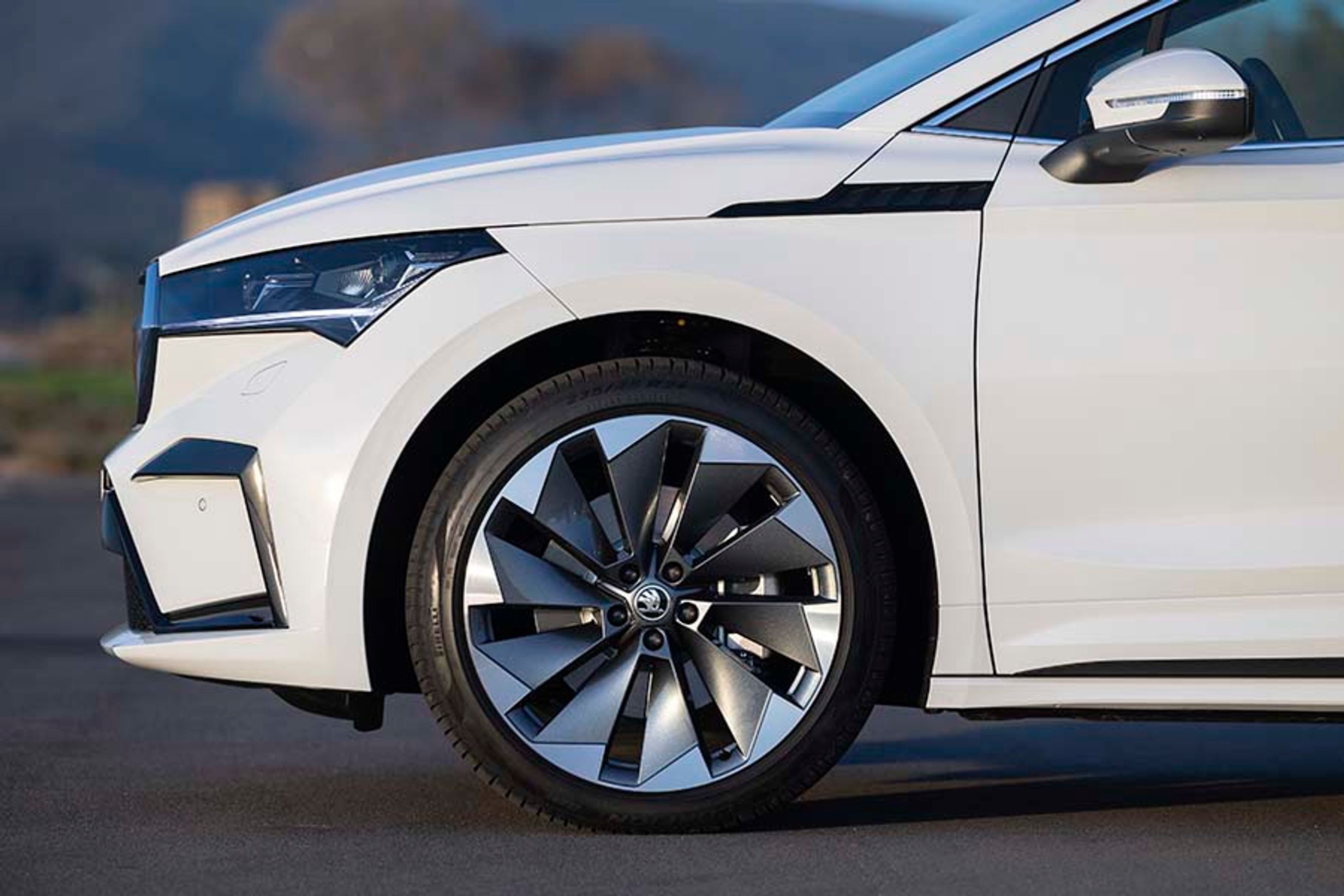 Skoda Enyaq Coupé kommer som standard med hjul på 19 tommer, mens 20 og 21 tommer er ekstraudstyr. De store fælge øger behovet for at vælge bilen med justerbar affjedring, som er ekstraudstyr til små 8.000 kr.