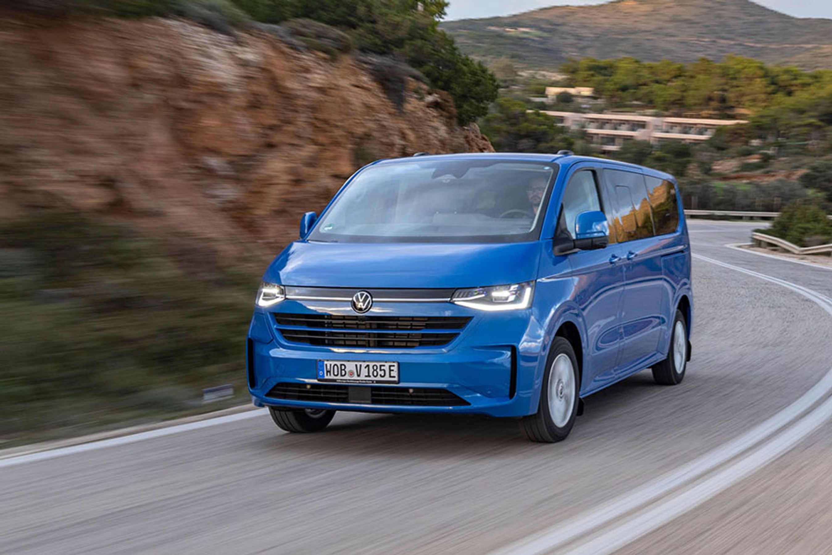 Det er lykkedes VW at give fronten et typisk VW-udseende, selvom bilen ellers er identisk med Ford Transit Custom. Caravelle her har desuden en anderledes, lidt mere elegant front end Transporter.