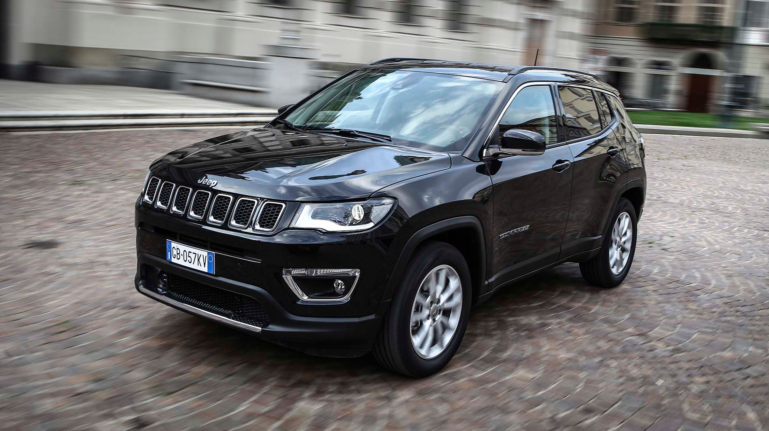 Udefra er der ikke meget, der afslører, at denne Jeep Compass er en plugin-hybrid.