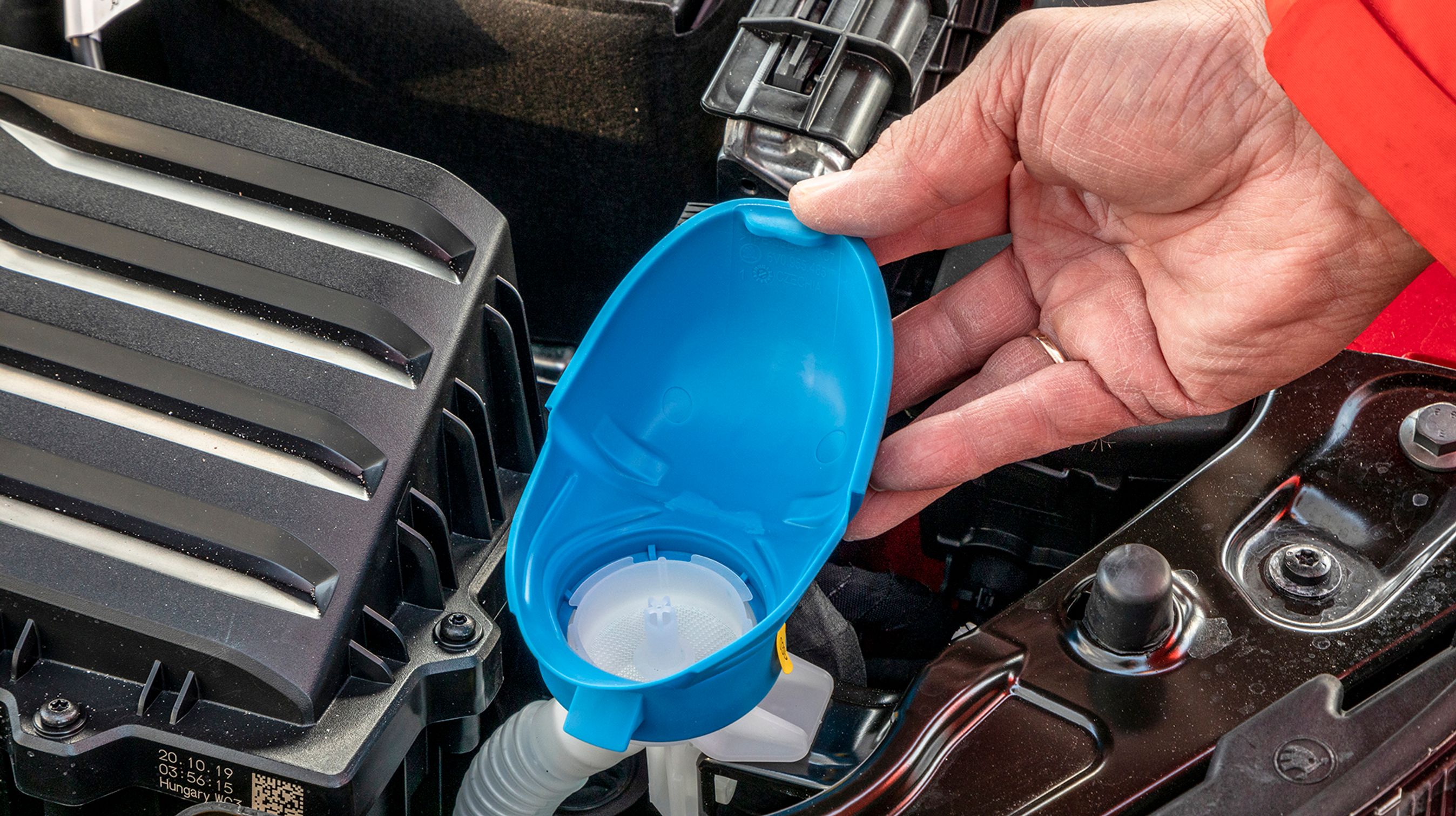 At hælde sprinklervæske på bilen går legende let med den indbyggede tragt.