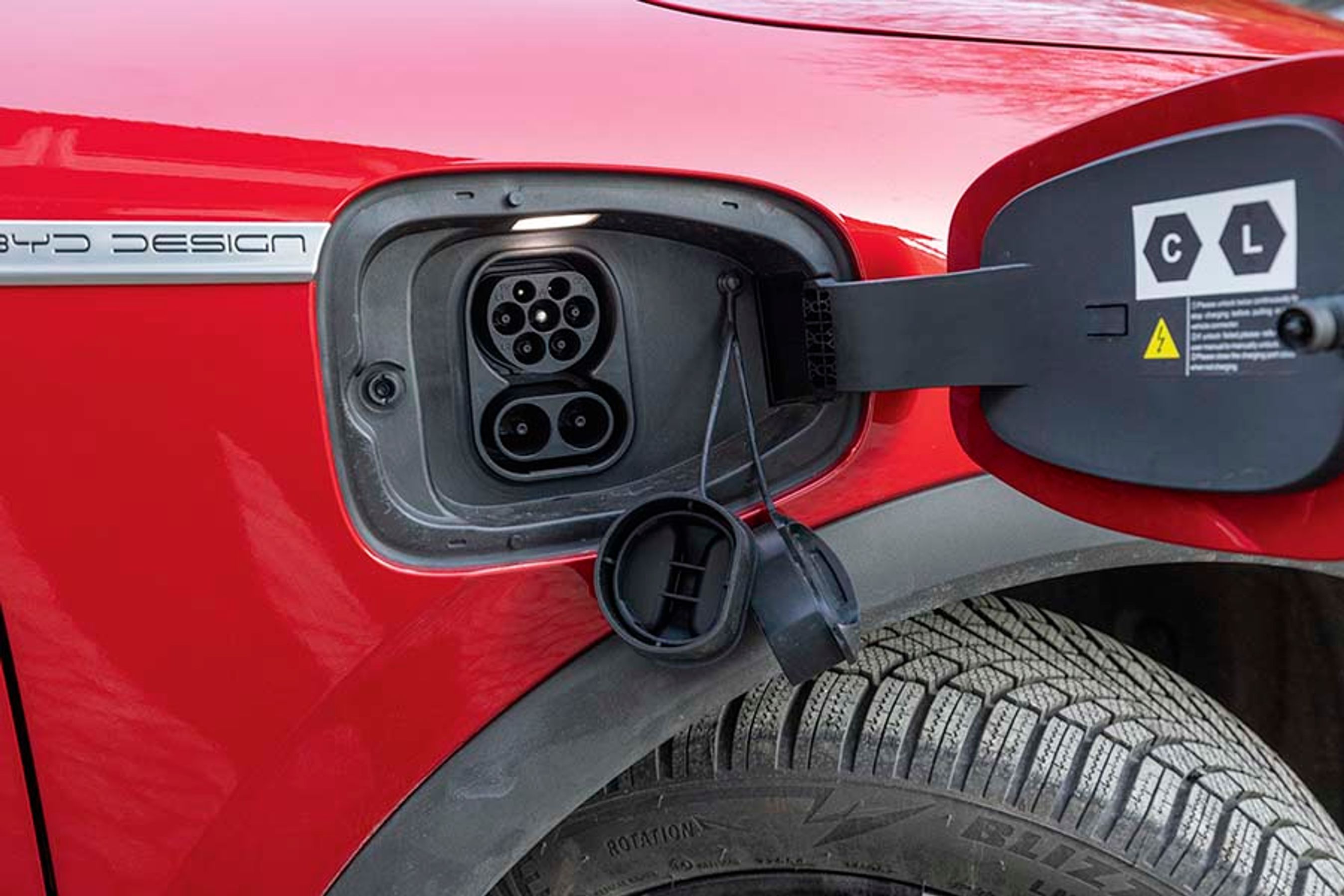 Hjemmeladning sker med 11 kW, så du kan lade bilen op på under seks timer. Lynladning er med omkring 80 kW nærmere hurtigladning, og det hæmmer bilens evner som langdistancebil. Også fordi batteriet kun er på 60,5 kWh (brutto).