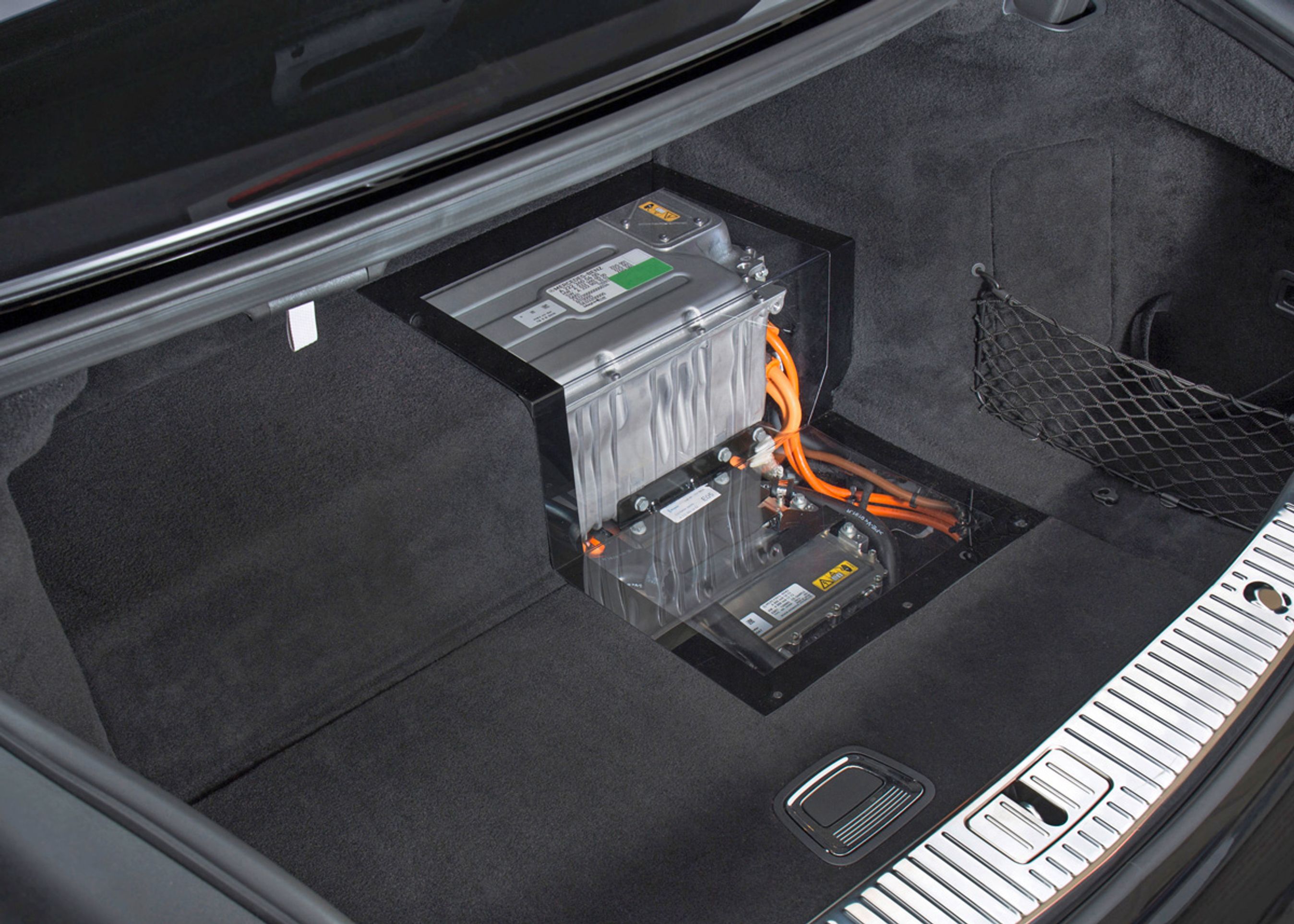 Batteriet og diverse elektronik ligger bag bagsædet.