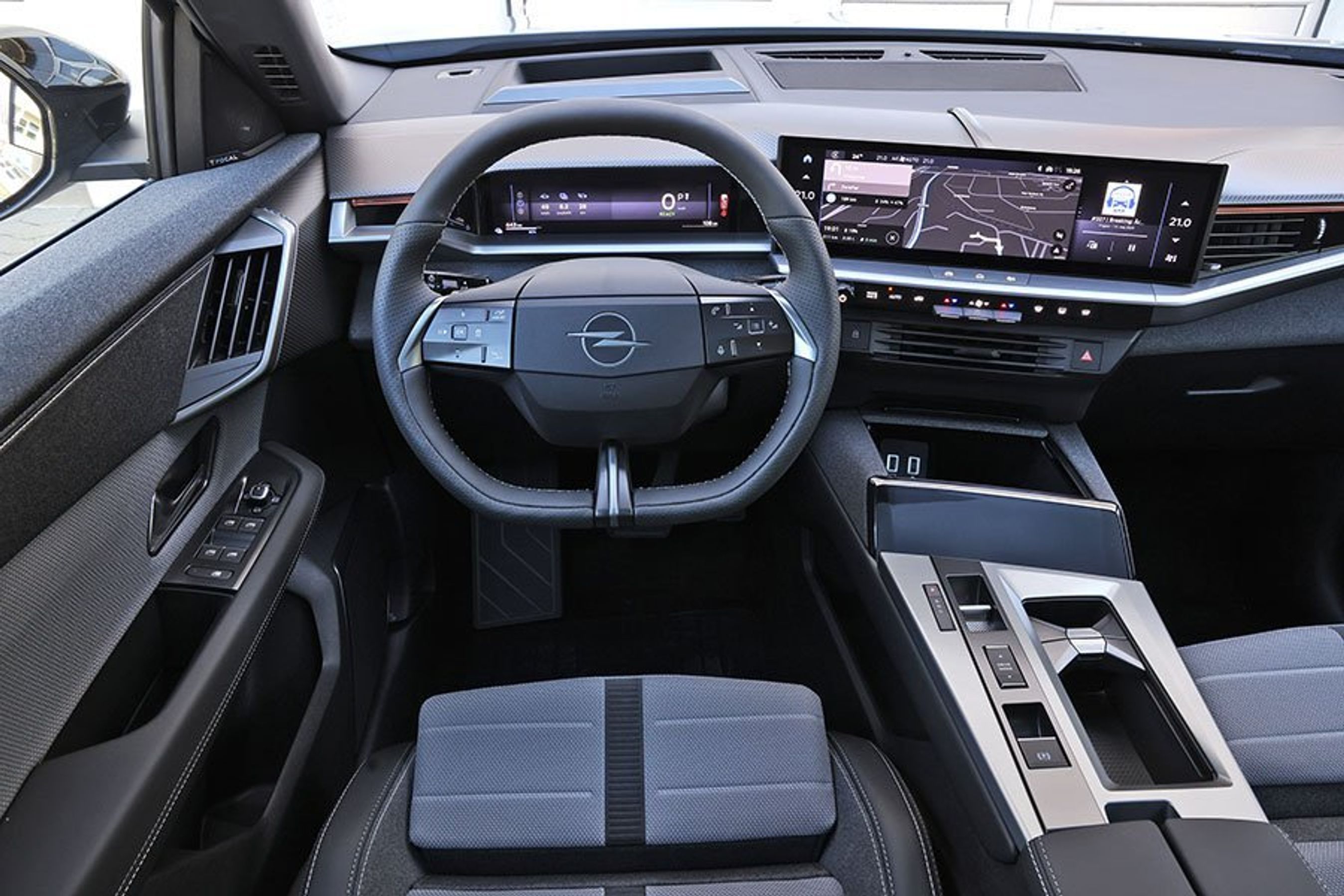 Førerpladsen i en Opel Grandland