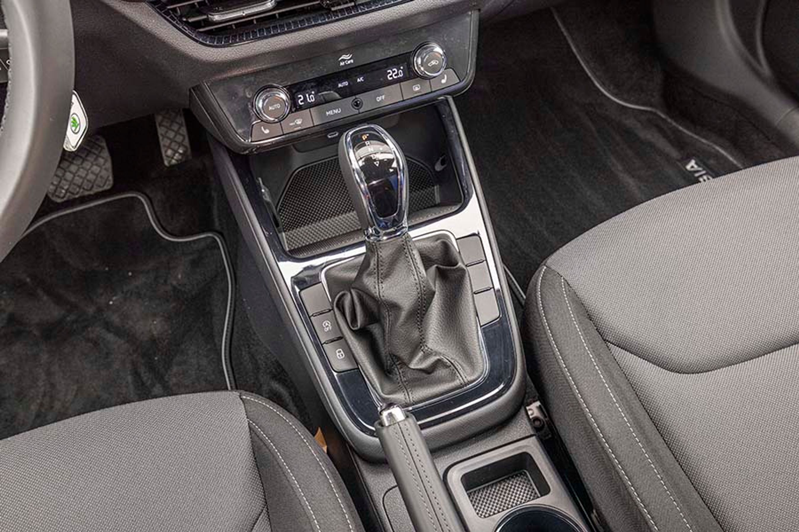 Gearvælgeren er af den gammeldags type, hvor man på mekanisk vis selv skal sætte den i P efter hver tur. Skubber man den til højre, kan man skifte gear i 7-trins gearkassen blot ved at vippe gearstangen frem eller tilbage.