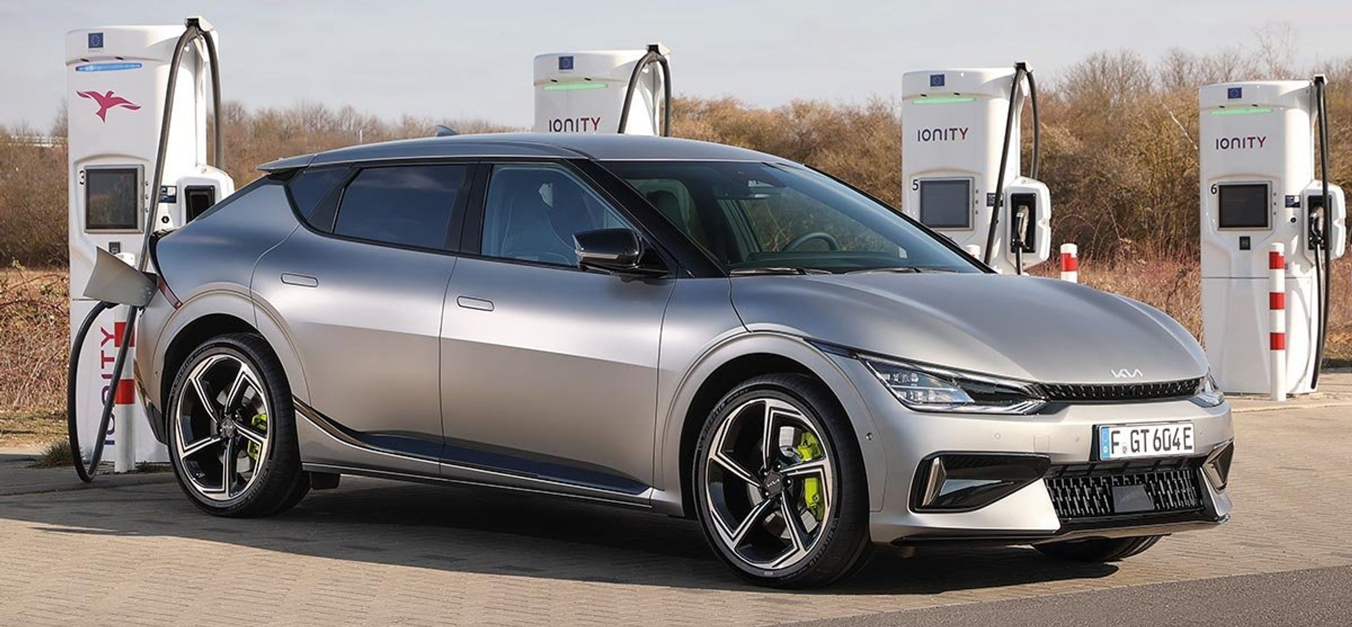 I lighed med den almindelige Kia EV kan GT-udgaven her oplades ved en 800-volt oplader. Den kan ifølge fabrikken lade fra 10 til 80 procent på 18 minutter, idet batteriet forvarmes på vej hen til laderen.