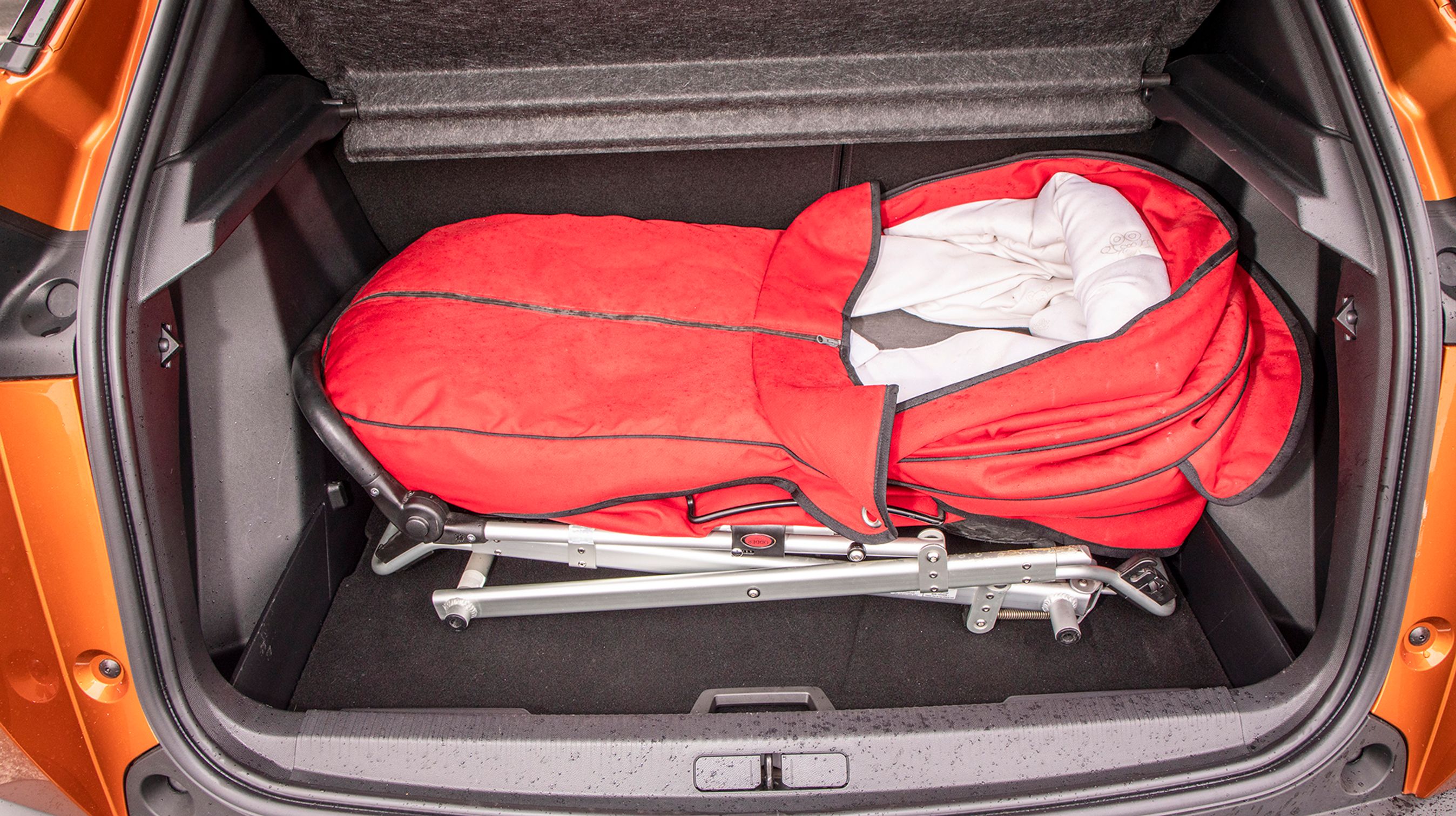 Bagagerummet rummer fint en barnevogn. Neden under gulvet findes et nødhjul.