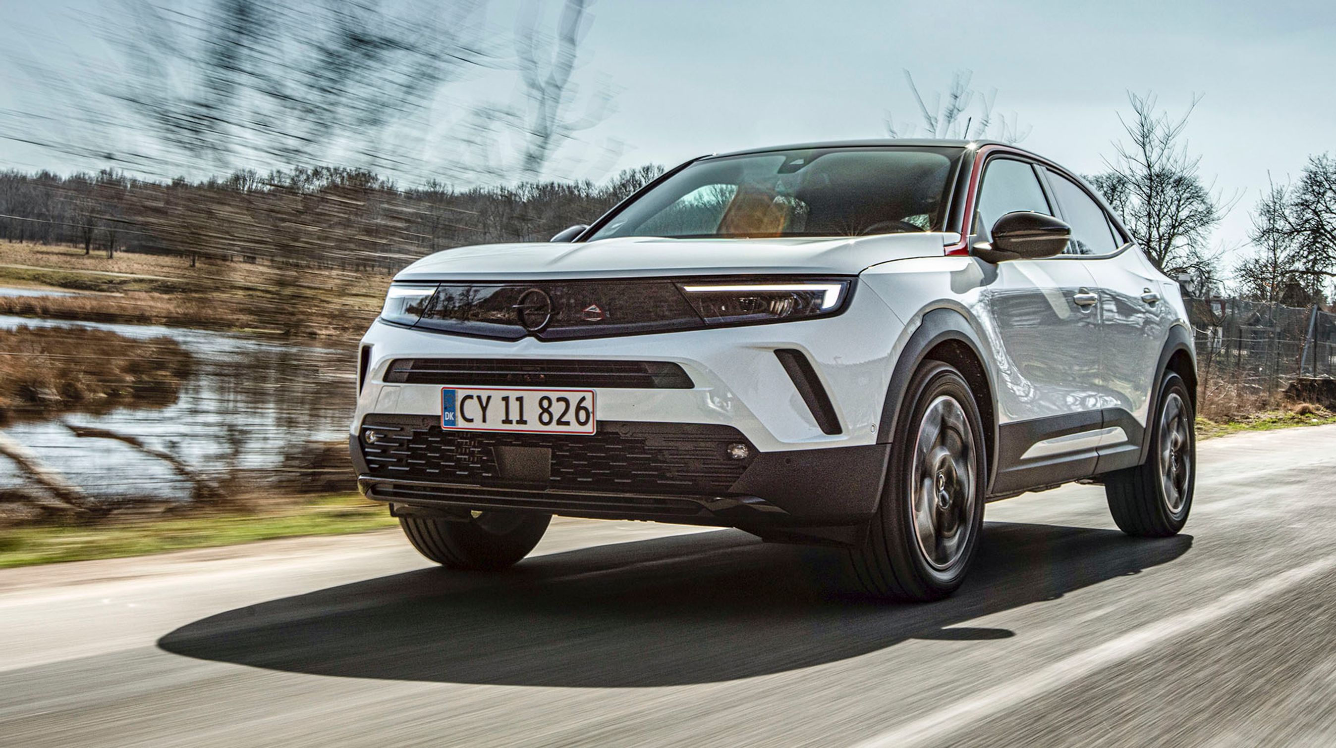 Opel Mokka kommer nu i en helt ny udgave, der er bygget på samme teknik som bl.a. Peugeot 2008. Fronten er gjort typisk for Opel med det store logo lige i midten og de ret avancerede LED-forlygter med vandrette kørelys.