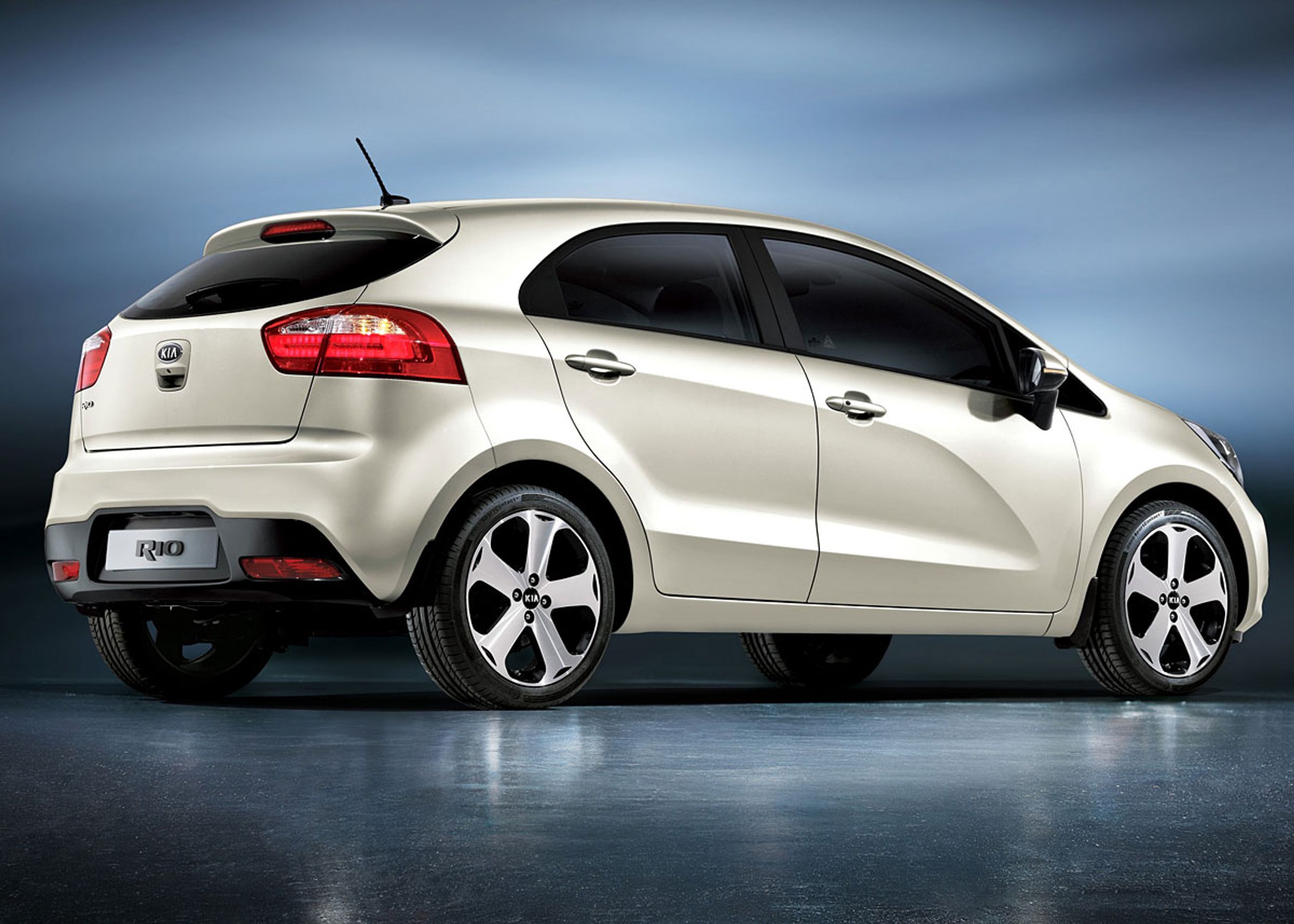 Kia Rio er noget større i  tredje generation end i anden. Akselafstanden er øget syv cm til 2,57 meter, og længden er øget seks cm og bredden tre cm.