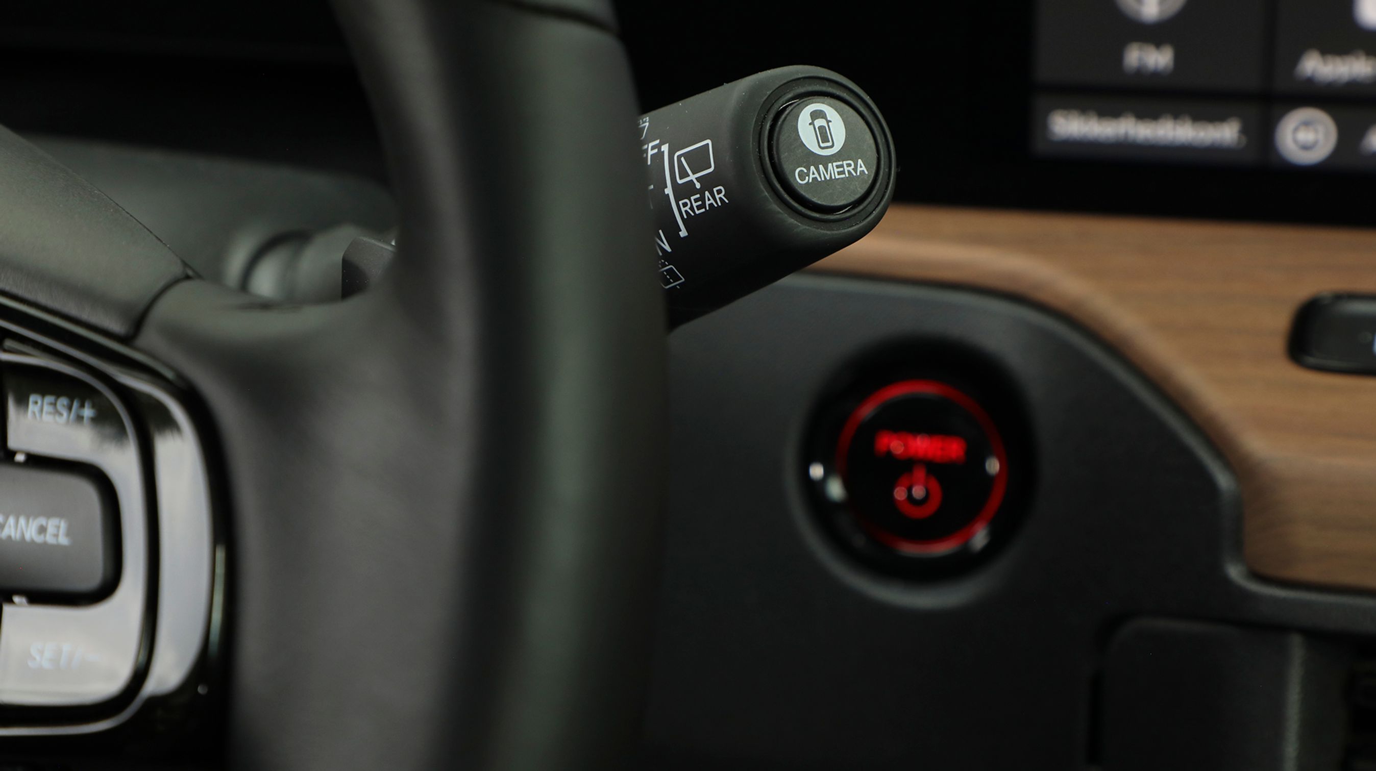 Fra en knap for enden af stilken kan man aktivere nogle hjælpestreger i skærmene til sidespejlene, så man bedre kan vurdere afstanden til bilerne bagude.